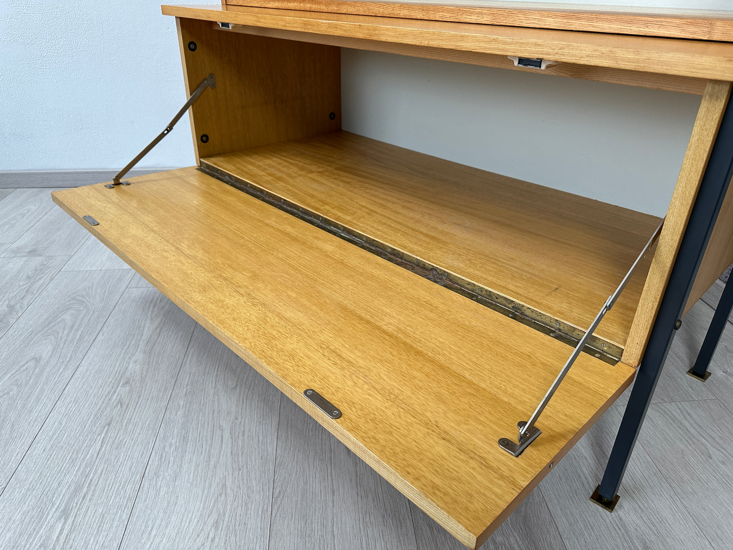 Hellerau Eschenholz Kommode / Anrichte / Vitrine, 60er 70er