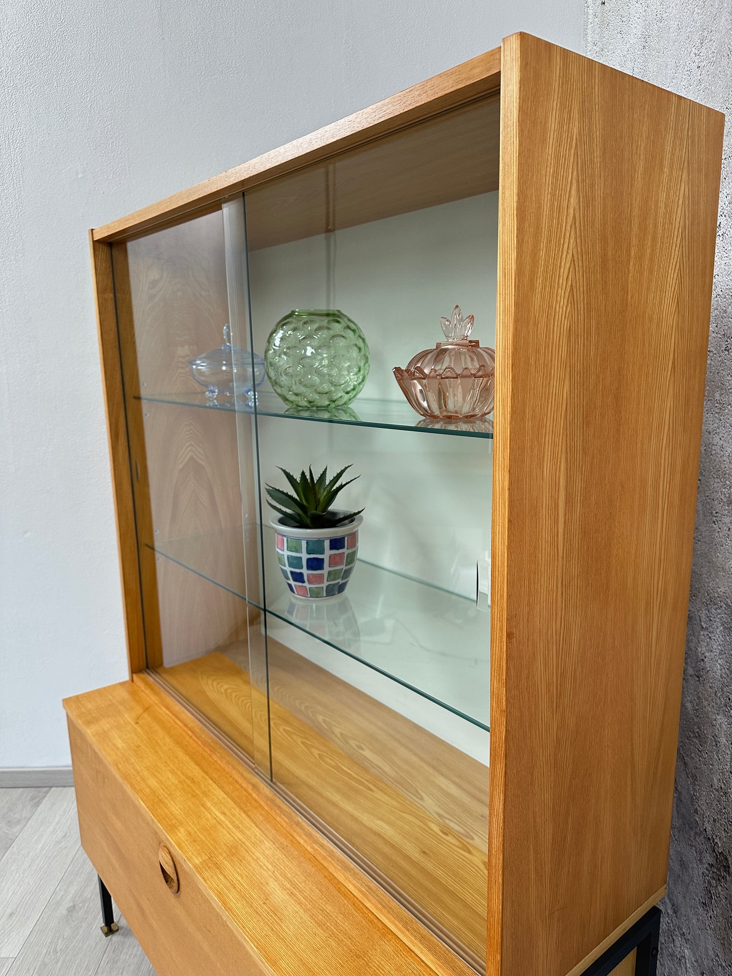 Hellerau Eschenholz Kommode / Anrichte / Vitrine, 60er 70er