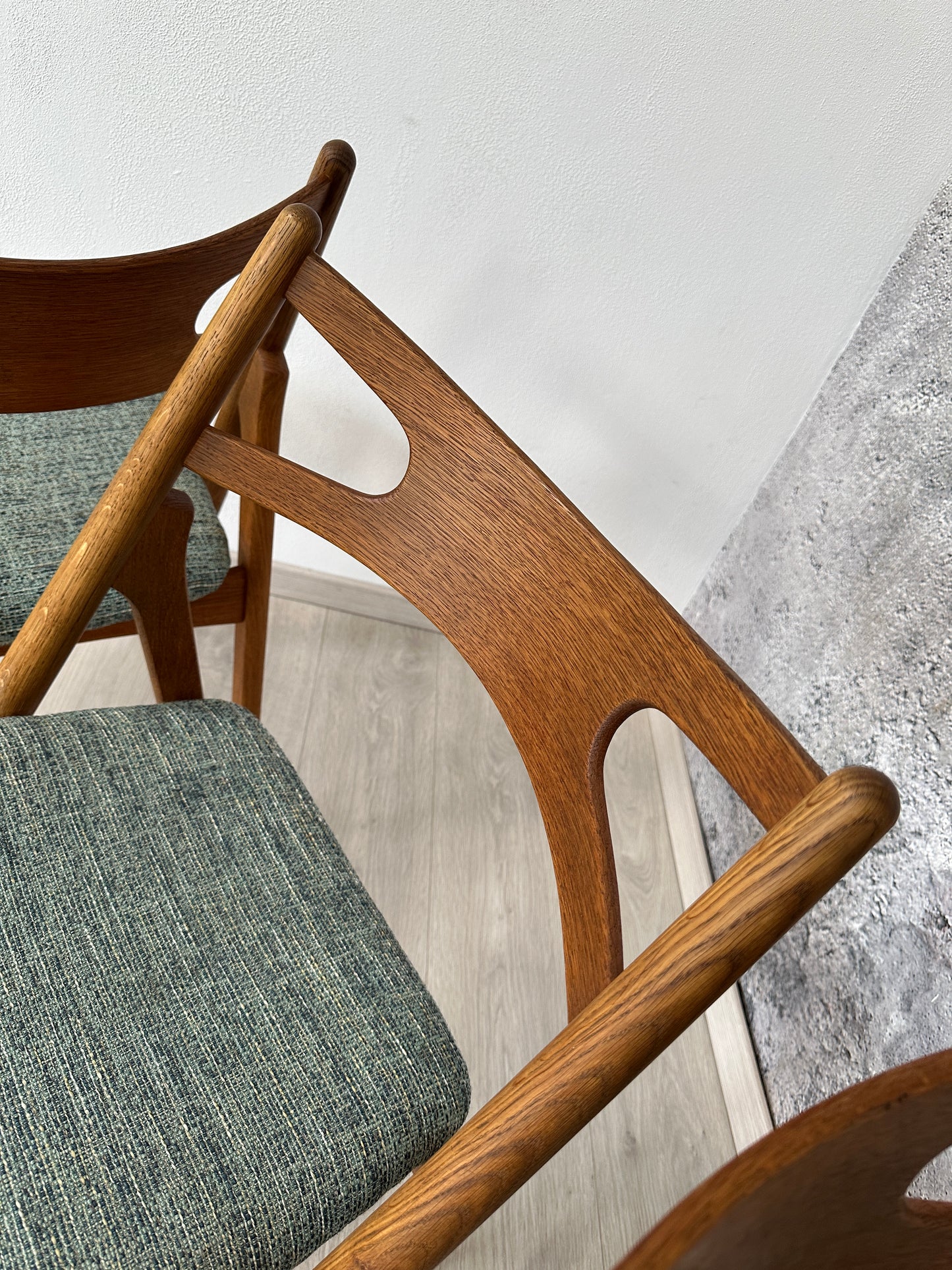 3er Set Hans Wegner Design Stühle / Sawbuck Chairs in Eichenholz
