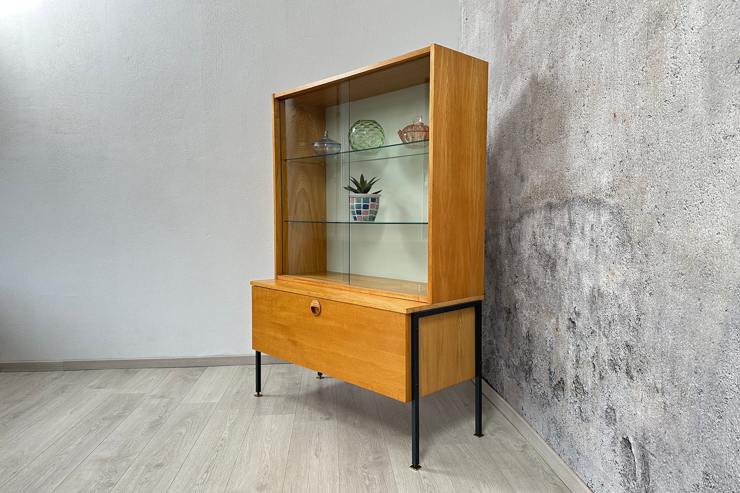 Hellerau Eschenholz Kommode / Anrichte / Vitrine, 60er 70er