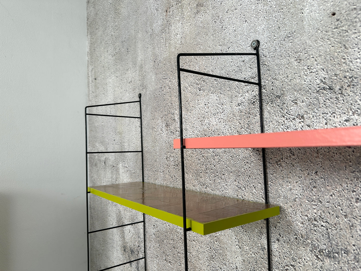 Buntes DDR Regalsystem | Leiterregal I Stringregal Pappe