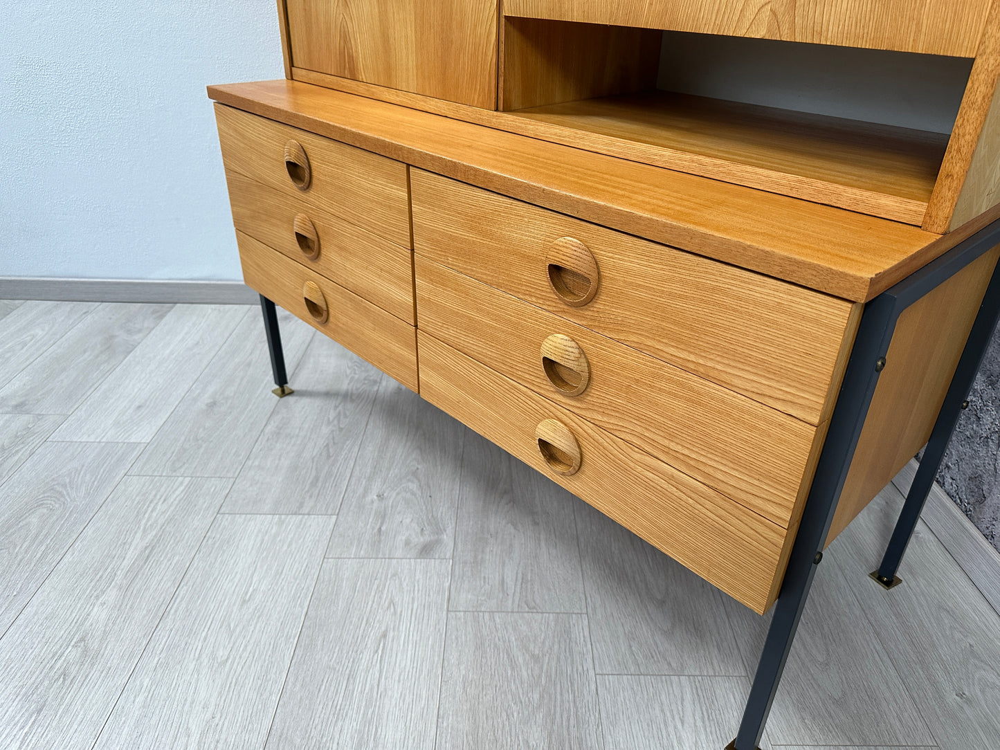 Hellerau Eschenholz Kommode / Sideboard / Anrichte mit Barschrank, 60er 70er