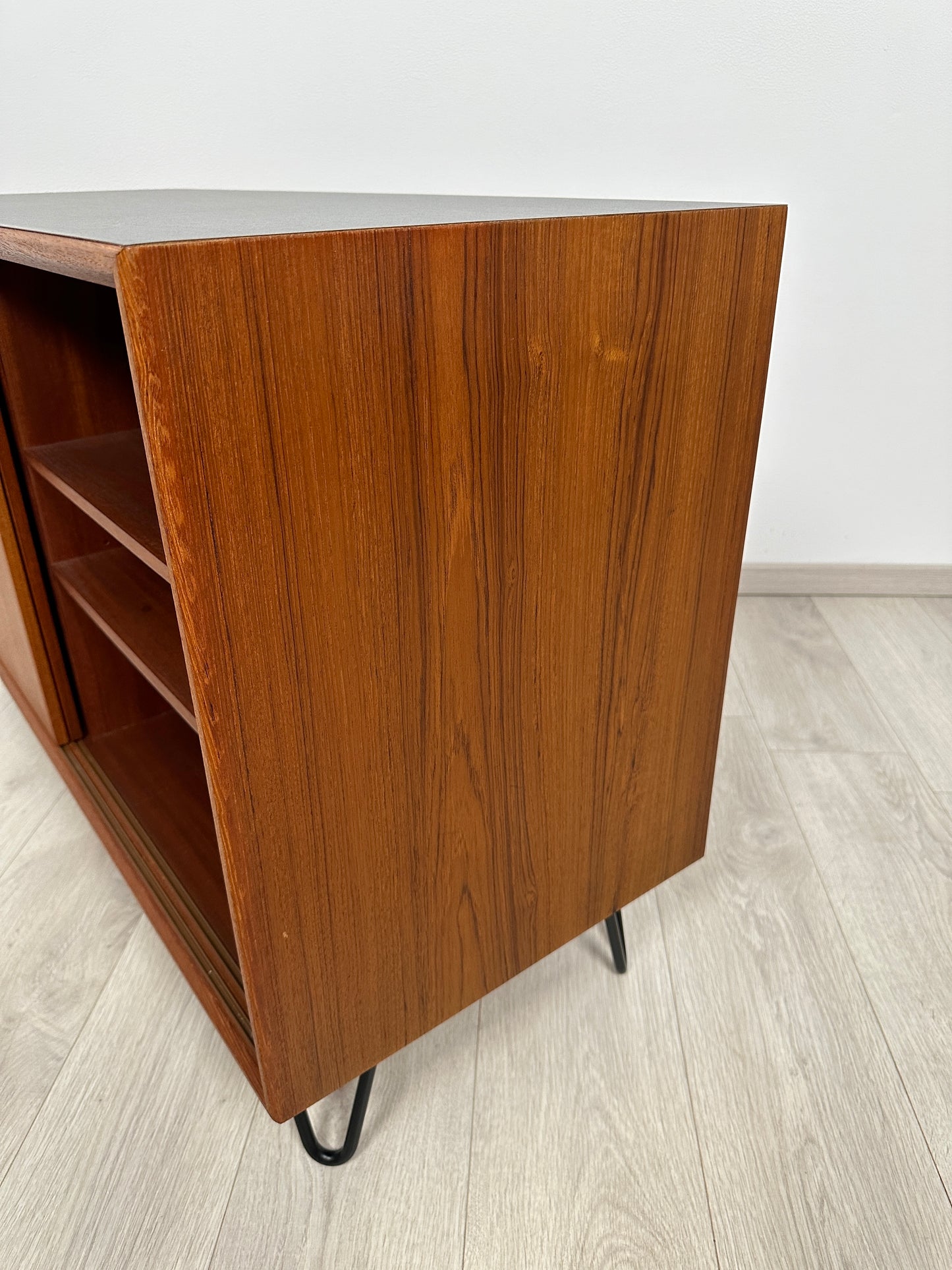 Dänische Teak Kommode auf Hairpins 110cm mit HPL Beschichtung, 1960er