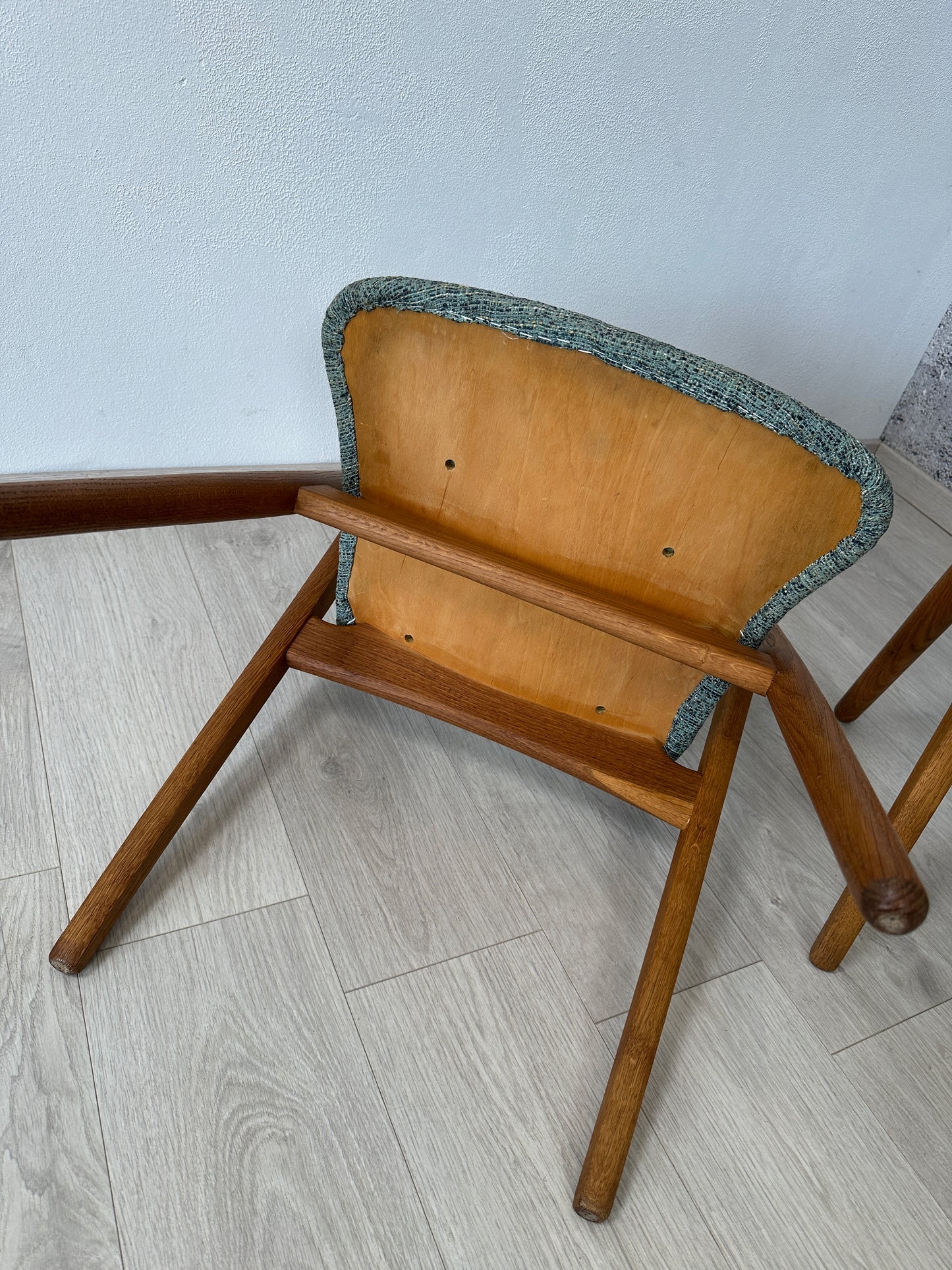 3er Set Hans Wegner Design Stühle / Sawbuck Chairs in Eichenholz