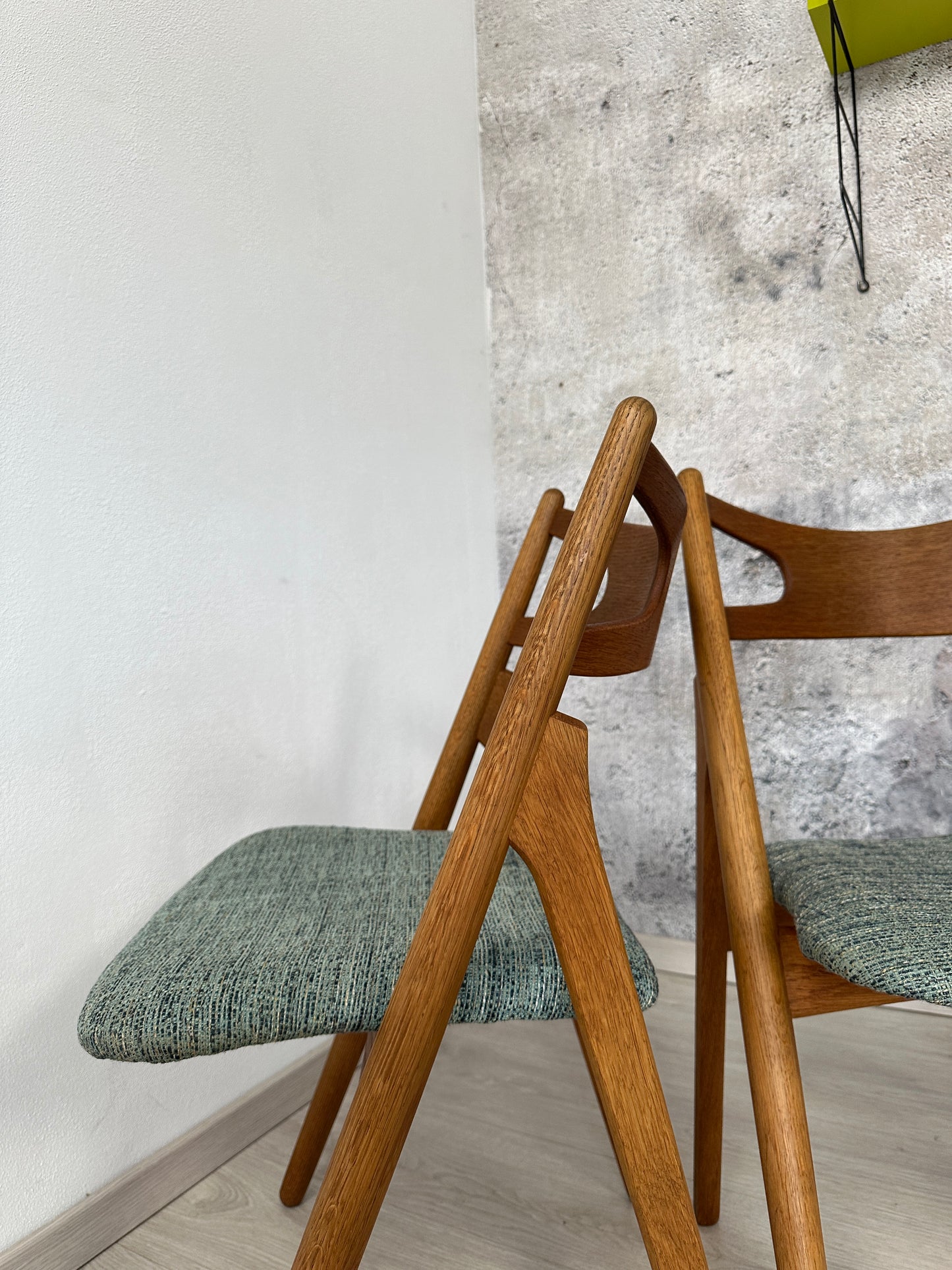 3er Set Hans Wegner Design Stühle / Sawbuck Chairs in Eichenholz