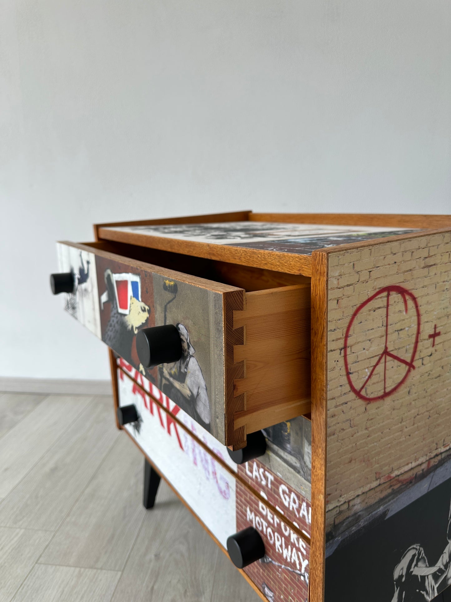 DDR Kommode / Drawer / Sideboard meets Streetart, 1970er