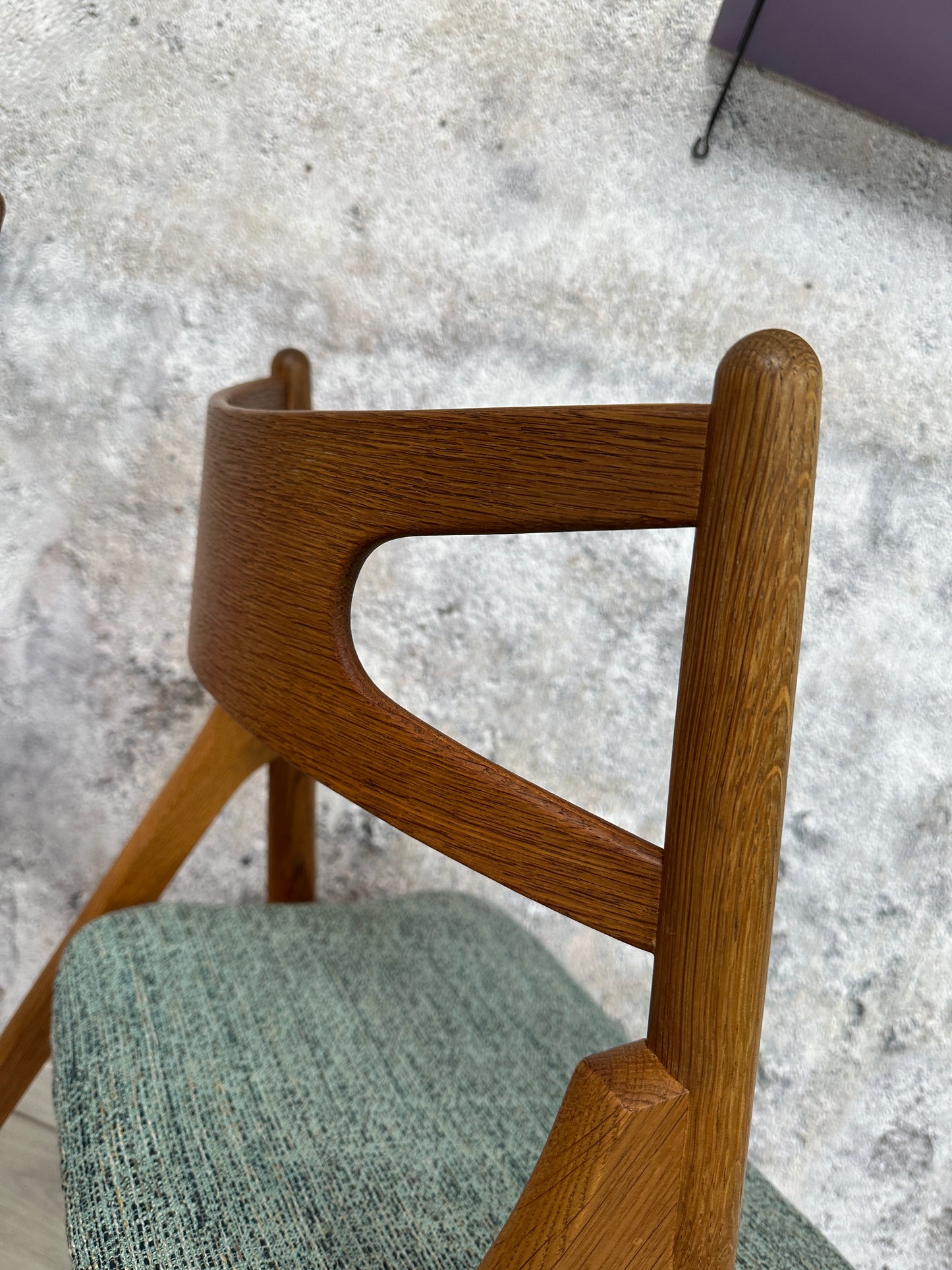 3er Set Hans Wegner Design Stühle / Sawbuck Chairs in Eichenholz