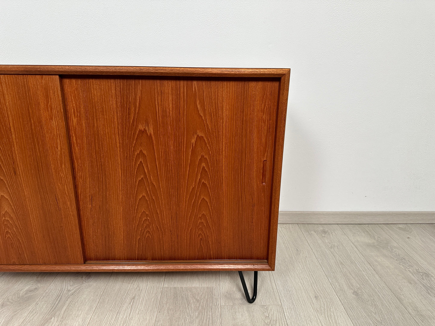 Dänische Teak Kommode auf Hairpins 110cm mit HPL Beschichtung, 1960er