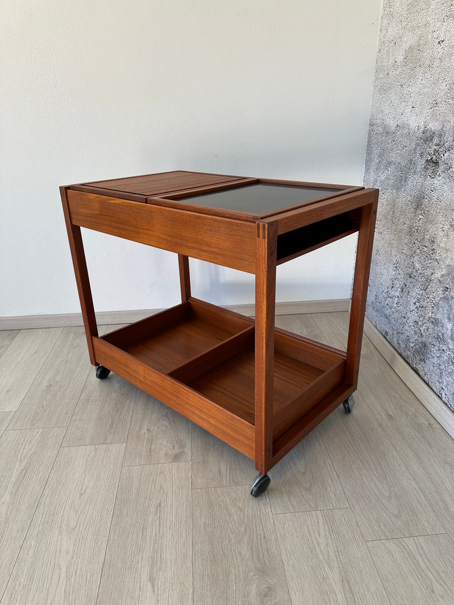 Danish Teak Barwagen / Beistelltisch auf Rollen by Vildbjerg, 60er