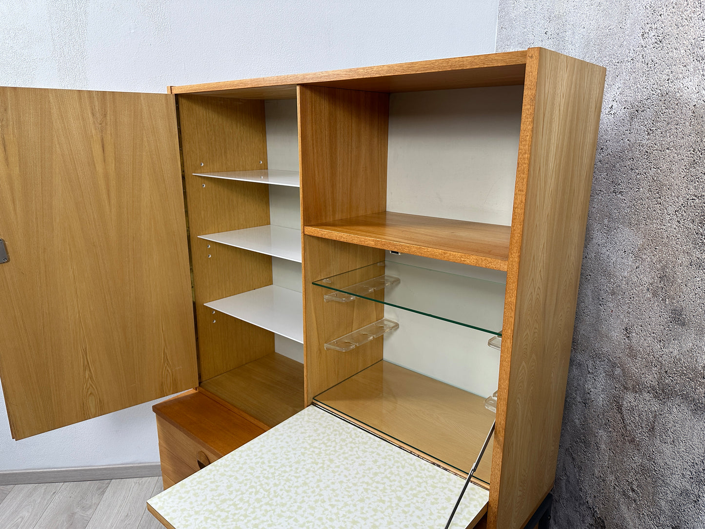 Hellerau Eschenholz Kommode / Sideboard / Anrichte mit Barschrank, 60er 70er