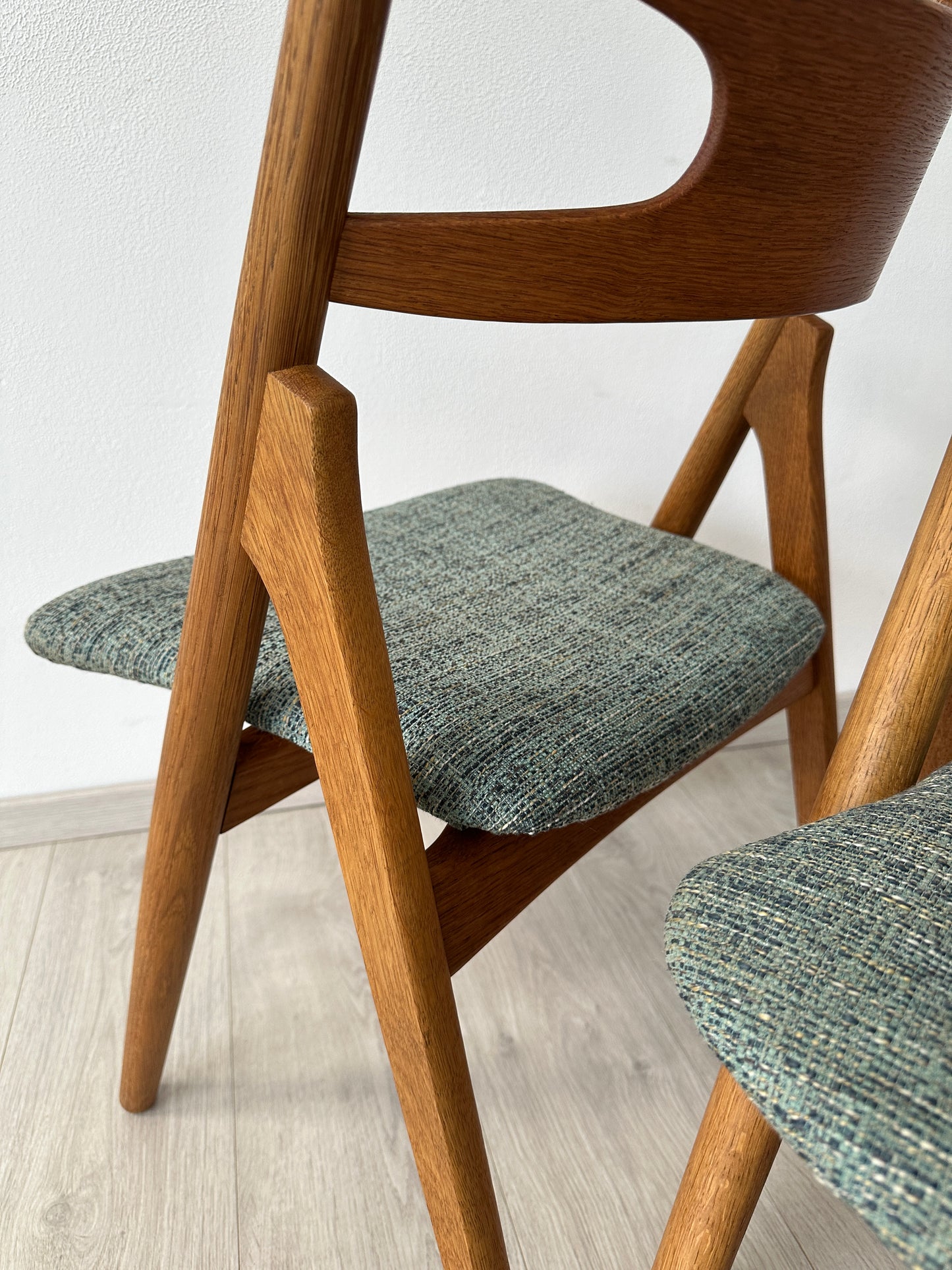 3er Set Hans Wegner Design Stühle / Sawbuck Chairs in Eichenholz