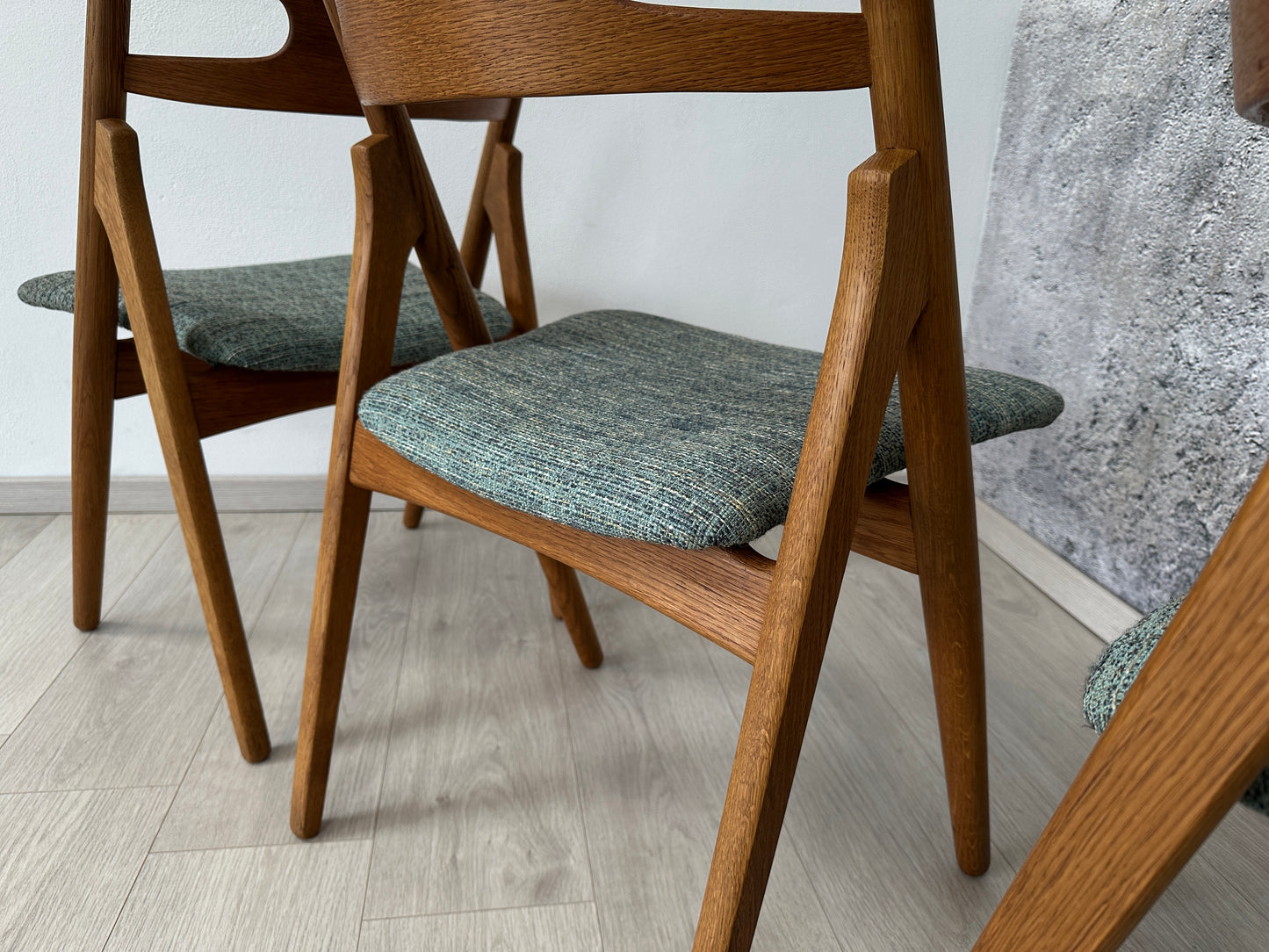 3er Set Hans Wegner Design Stühle / Sawbuck Chairs in Eichenholz