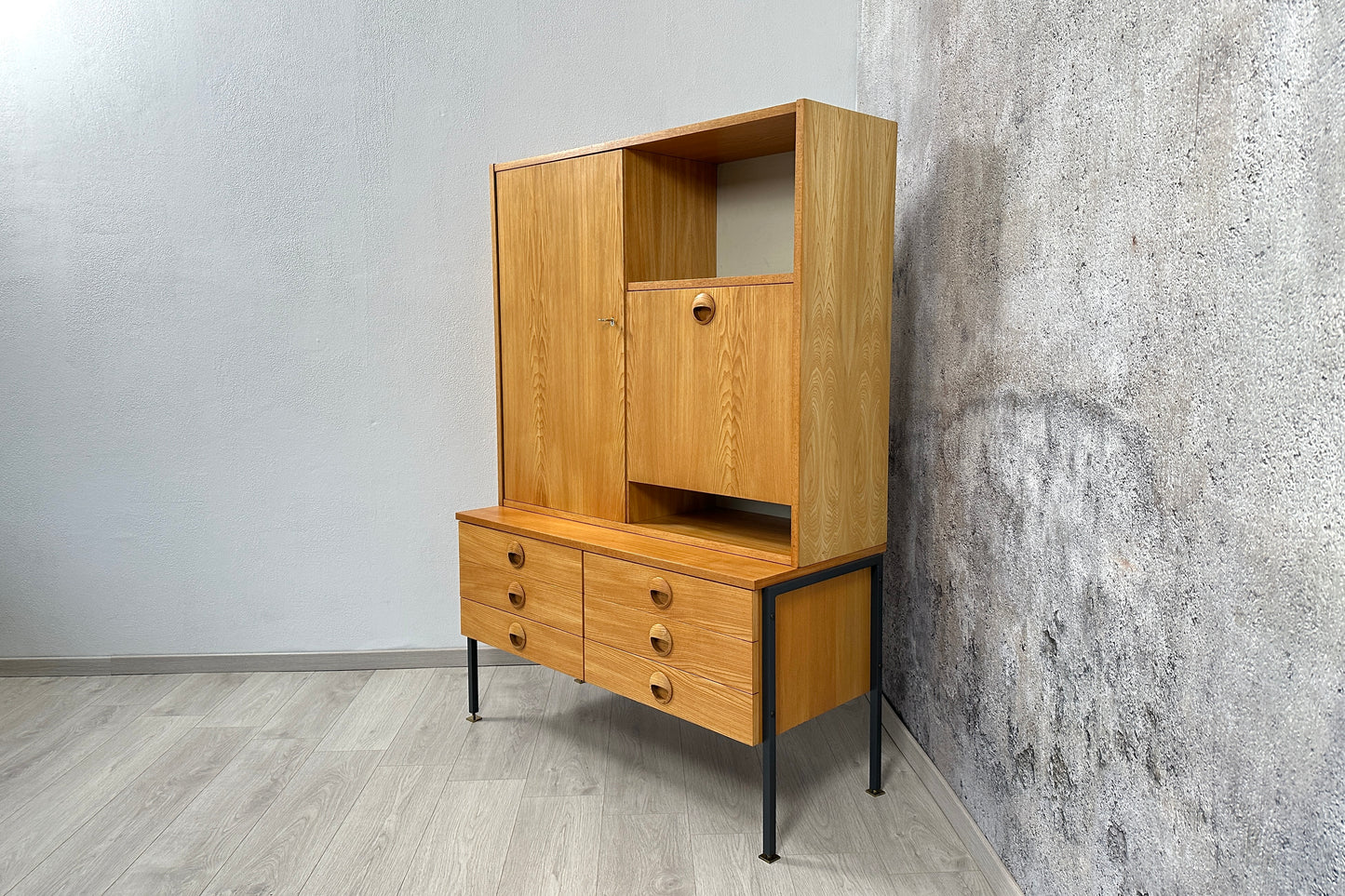 Hellerau Eschenholz Kommode / Sideboard / Anrichte mit Barschrank, 60er 70er