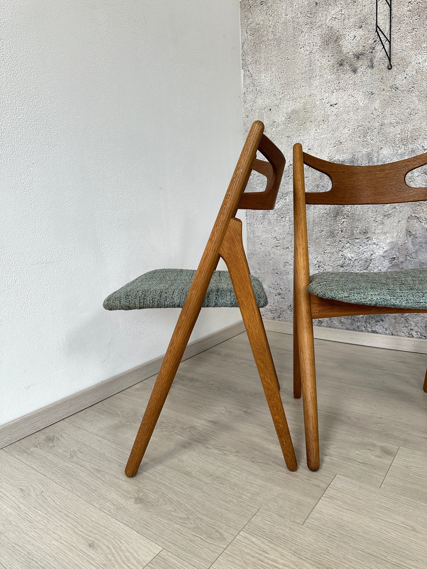 3er Set Hans Wegner Design Stühle / Sawbuck Chairs in Eichenholz