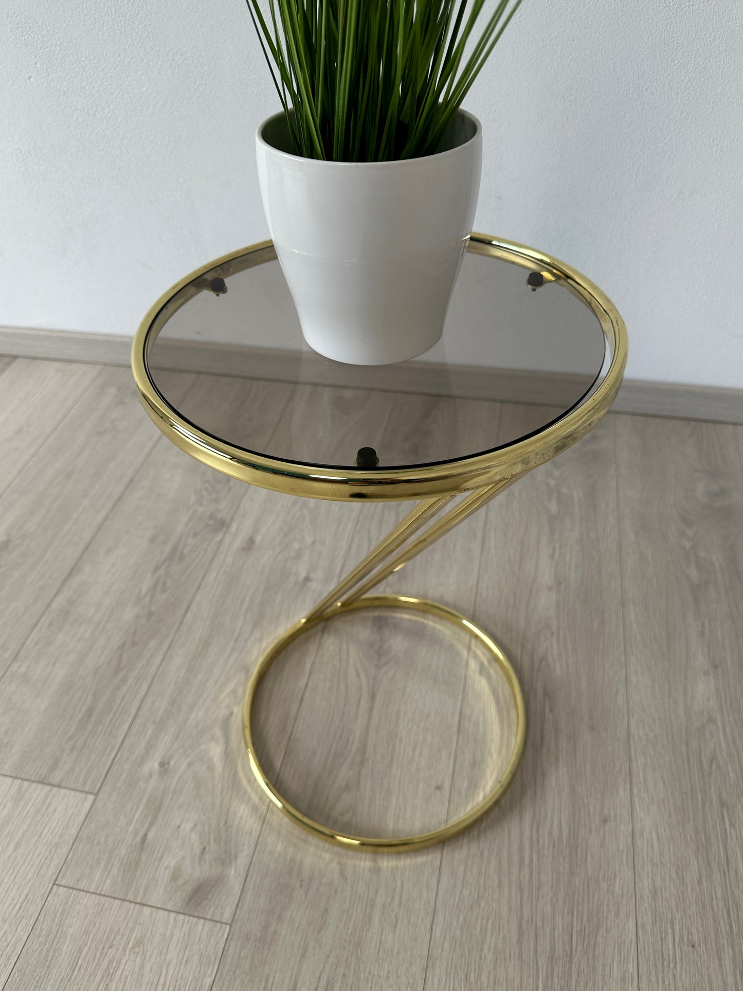 Vintage Beistelltisch / Blumenbank mit Rauchglasplatte im Hollywood Regency Stil