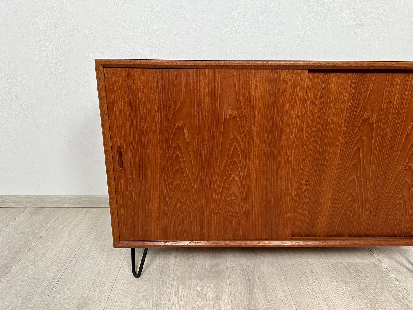 Dänische Teak Kommode auf Hairpins 110cm mit HPL Beschichtung, 1960er