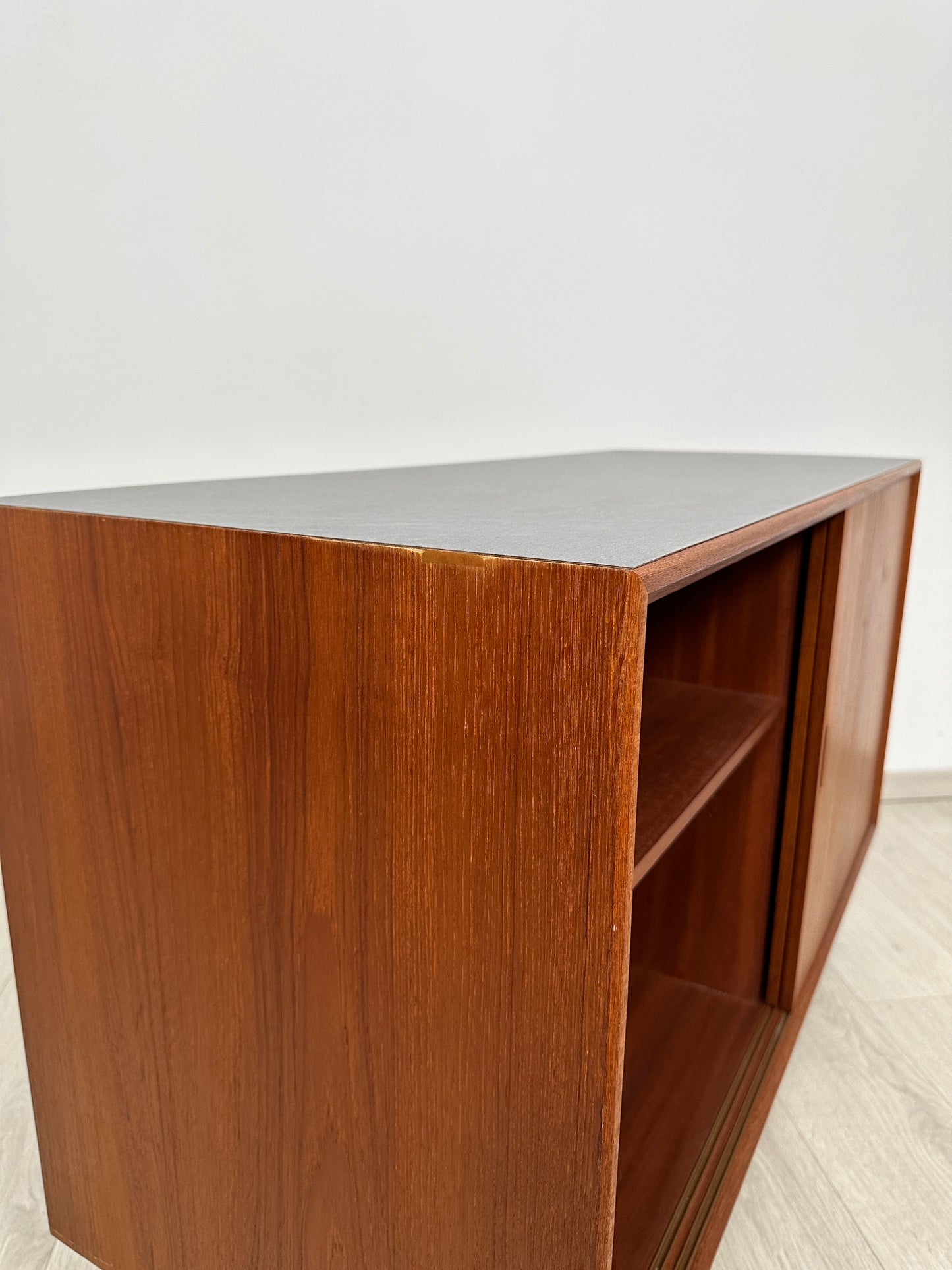 Dänische Teak Kommode auf Hairpins 110cm mit HPL Beschichtung, 1960er