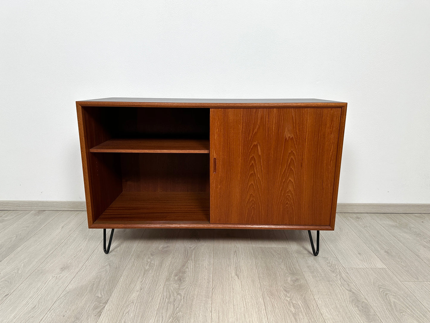 Dänische Teak Kommode auf Hairpins 110cm mit HPL Beschichtung, 1960er