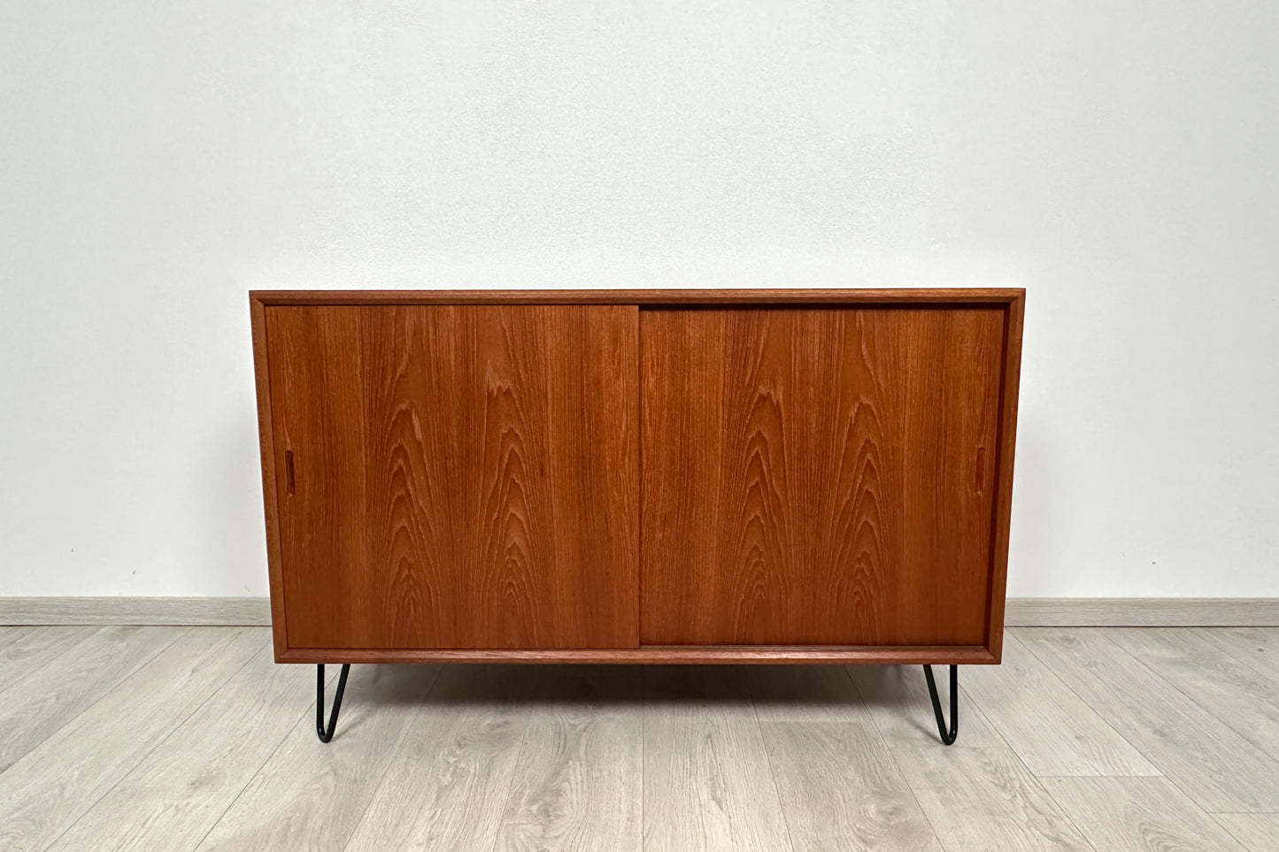 Dänische Teak Kommode auf Hairpins 110cm mit HPL Beschichtung, 1960er