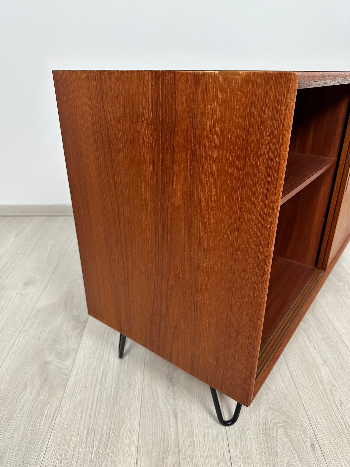 Dänische Teak Kommode auf Hairpins 110cm mit HPL Beschichtung, 1960er