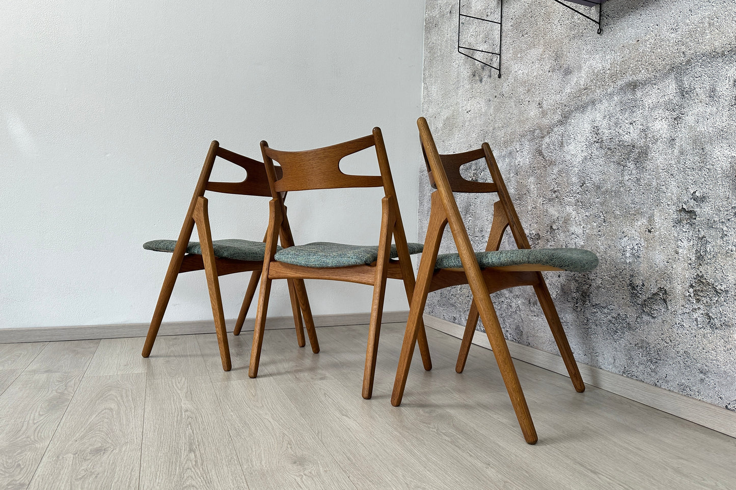3er Set Hans Wegner Design Stühle / Sawbuck Chairs in Eichenholz