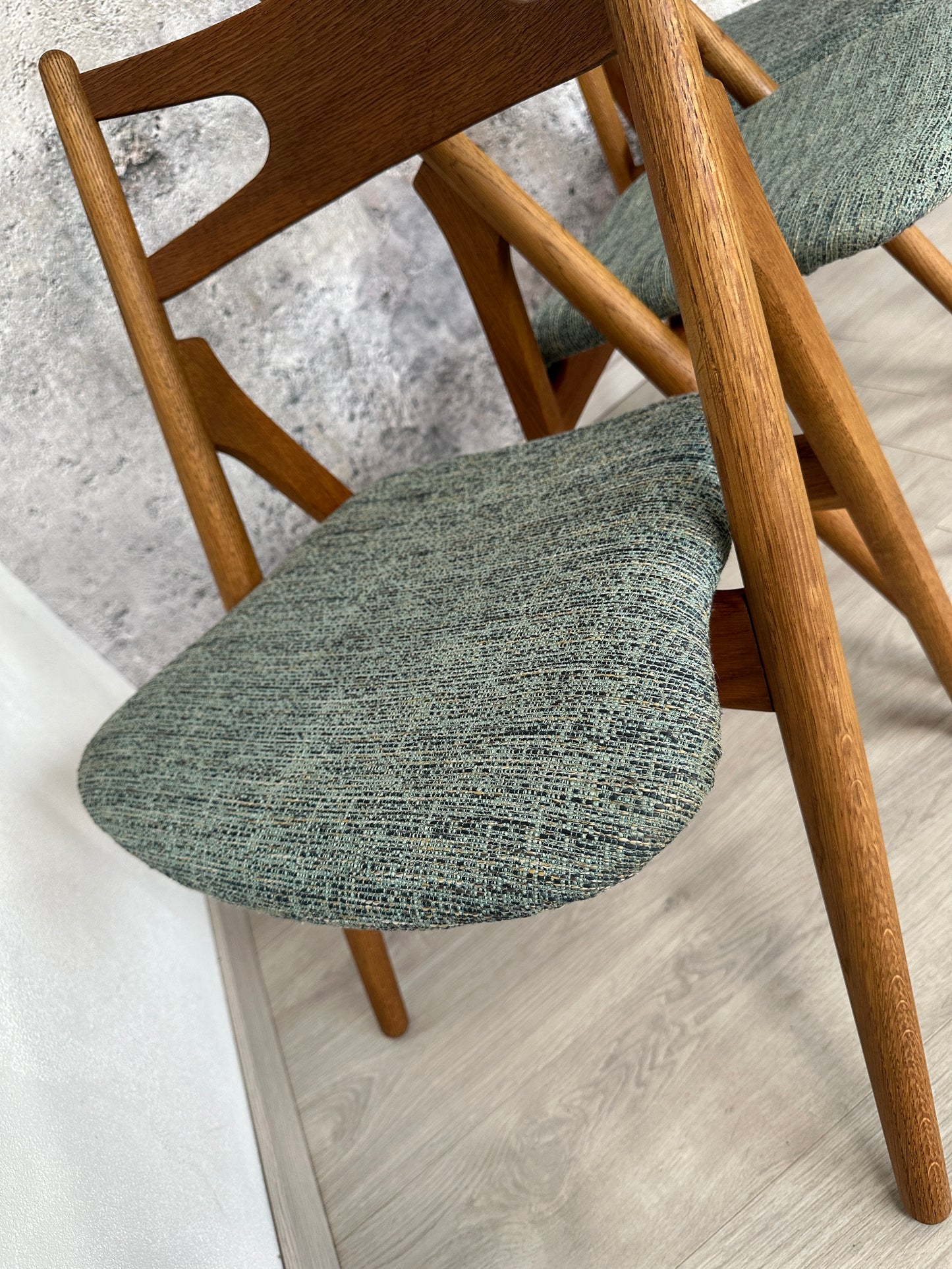 3er Set Hans Wegner Design Stühle / Sawbuck Chairs in Eichenholz