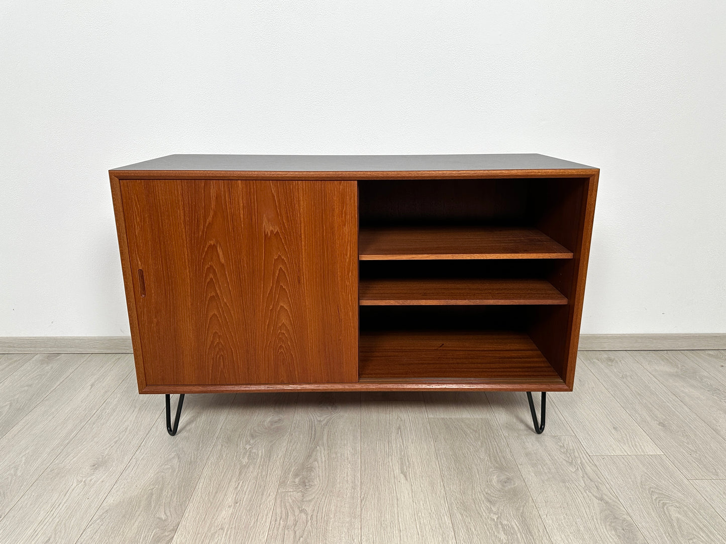 Dänische Teak Kommode auf Hairpins 110cm mit HPL Beschichtung, 1960er