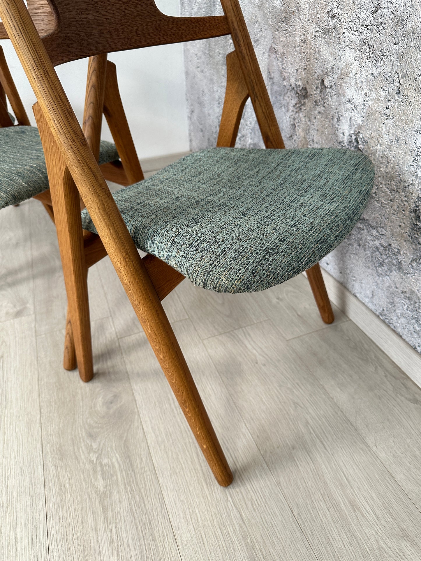 3er Set Hans Wegner Design Stühle / Sawbuck Chairs in Eichenholz