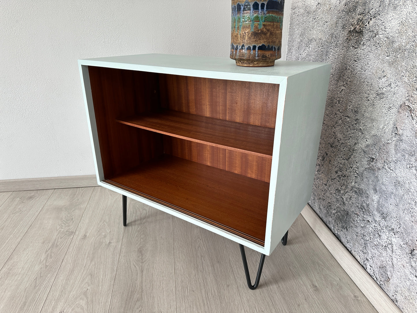 WHB Teak Kommode mit Schiebetüren auf Hairpins, 1960er