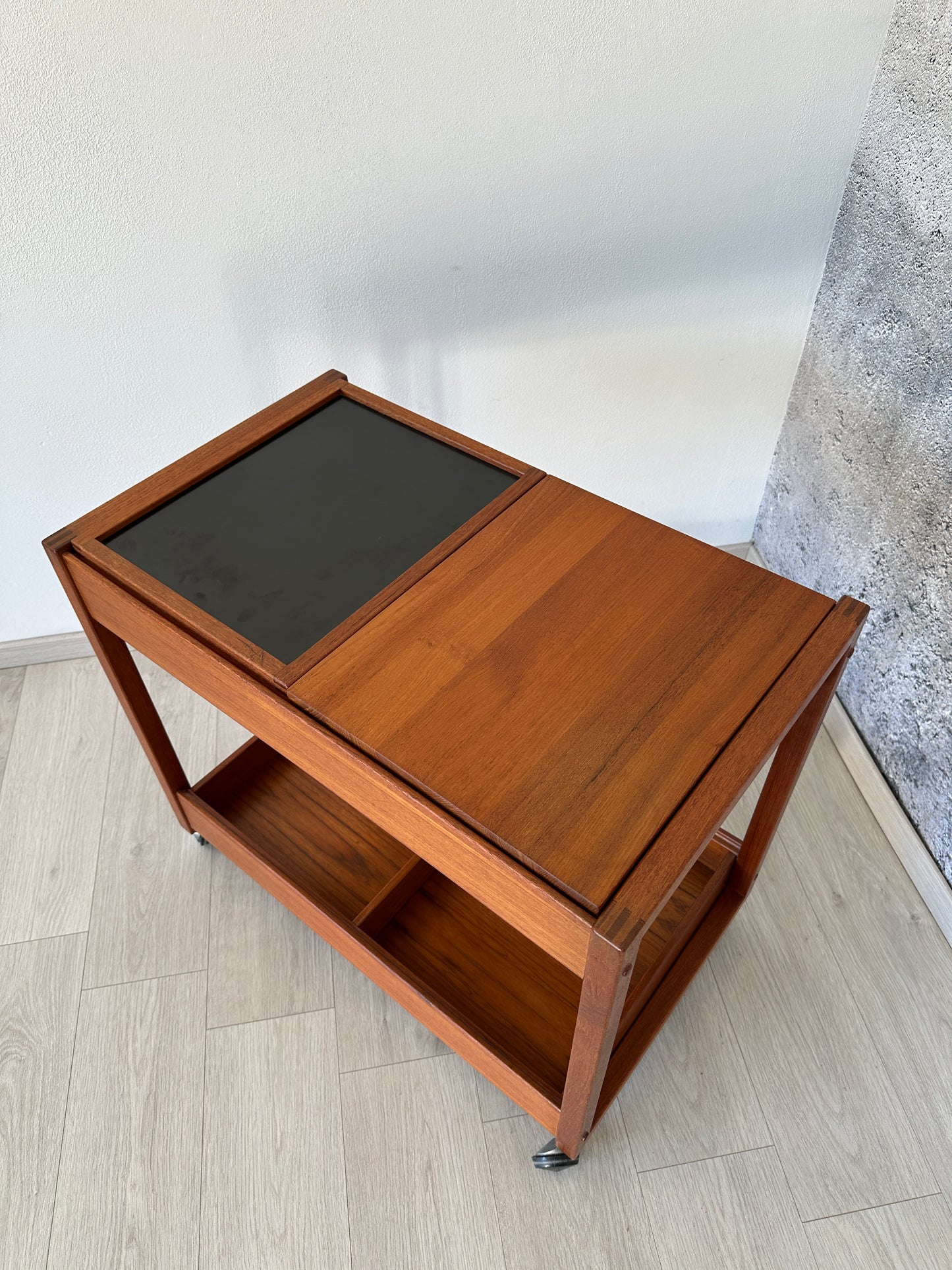 Danish Teak Barwagen / Beistelltisch auf Rollen by Vildbjerg, 60er