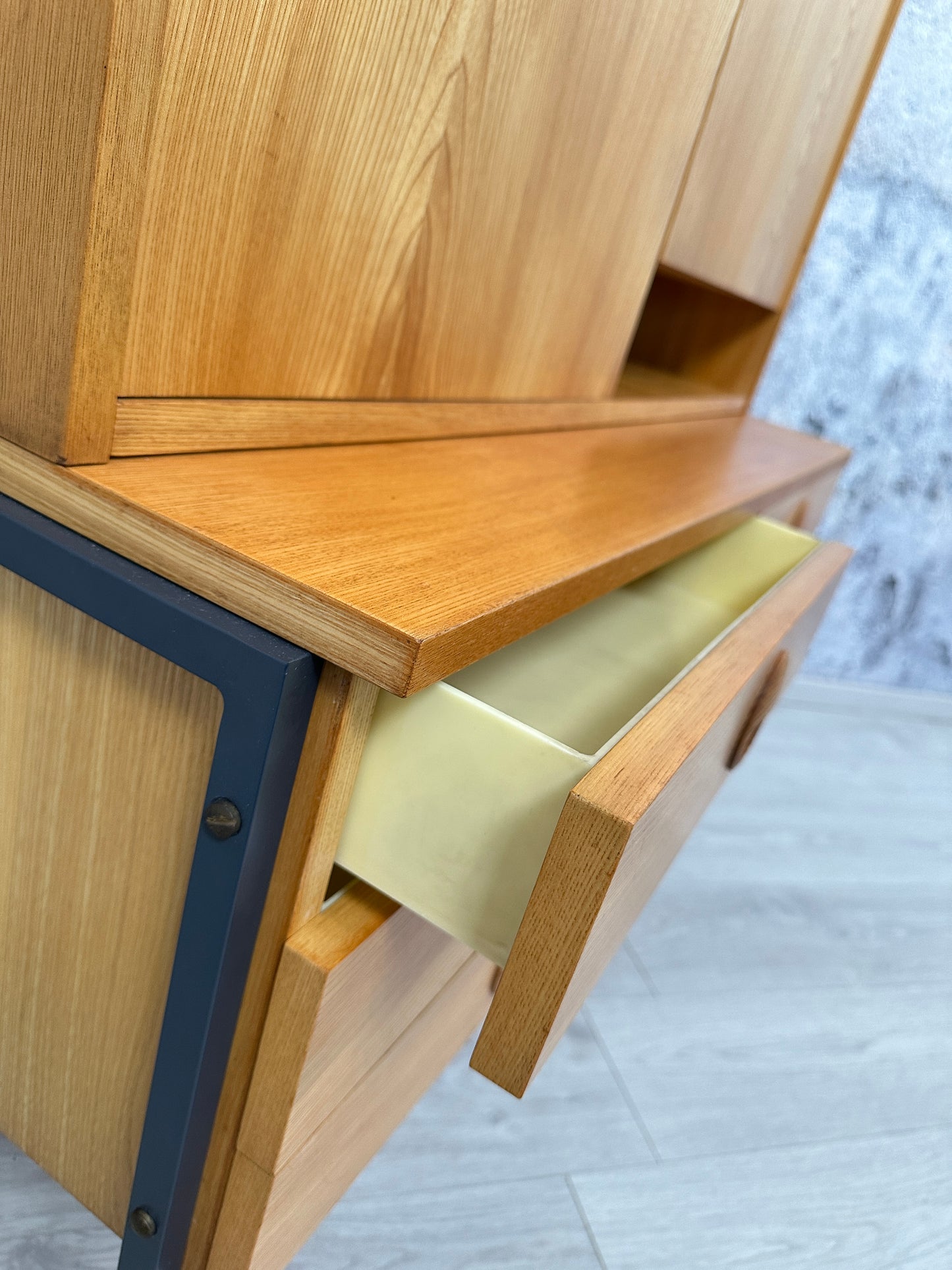 Hellerau Eschenholz Kommode / Sideboard / Anrichte mit Barschrank, 60er 70er