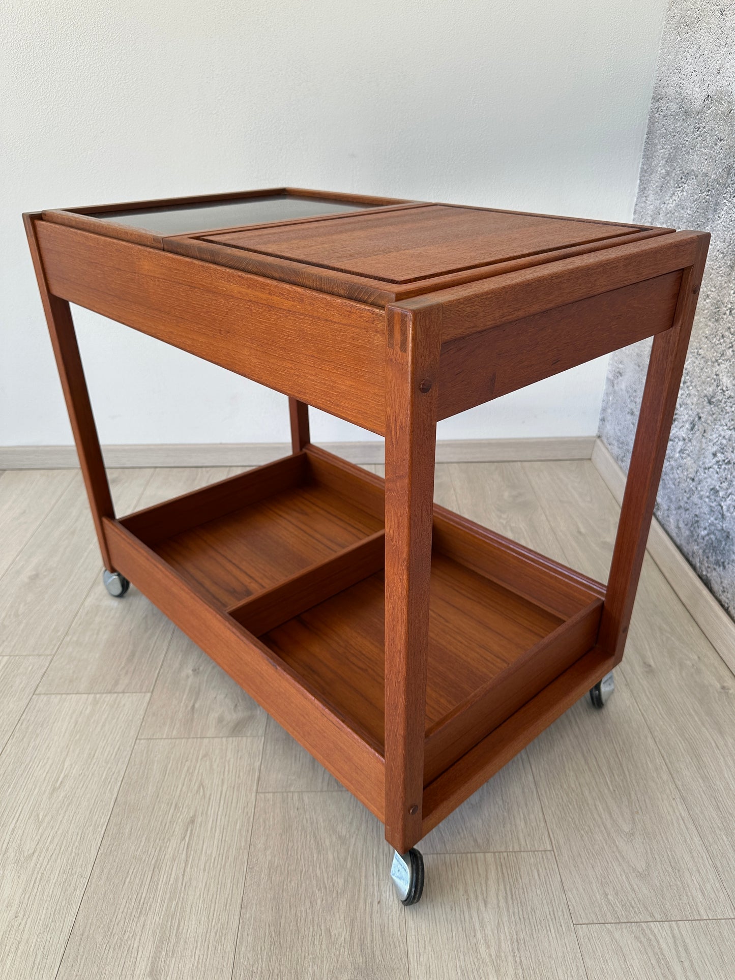 Danish Teak Barwagen / Beistelltisch auf Rollen by Vildbjerg, 60er