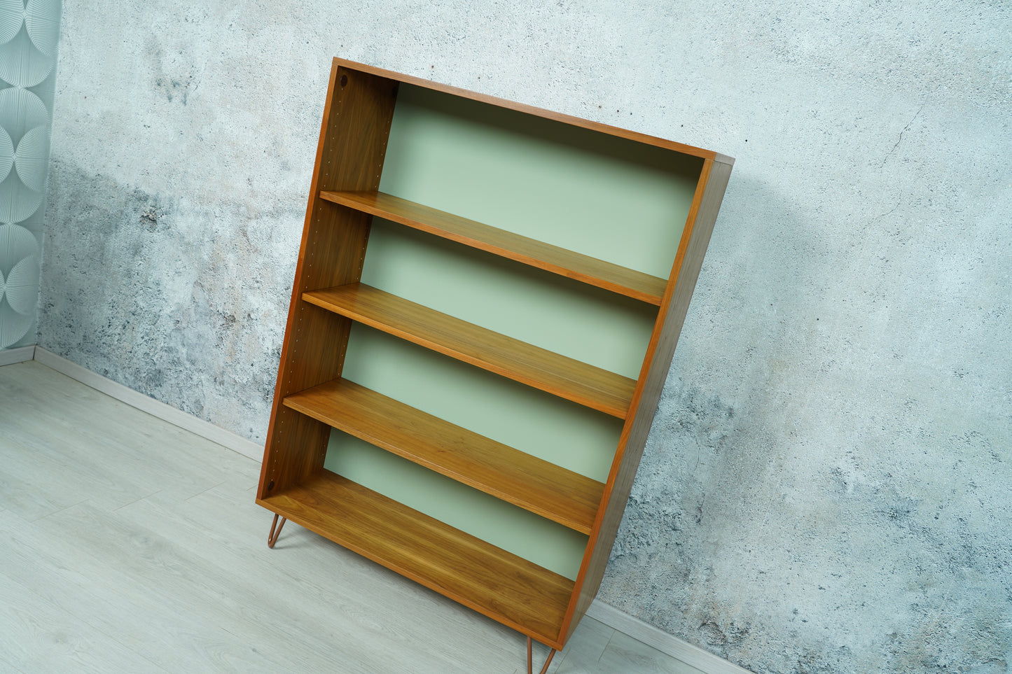 Nussbaum Regal / Bücherregal auf kupferfarbenen Hairpins