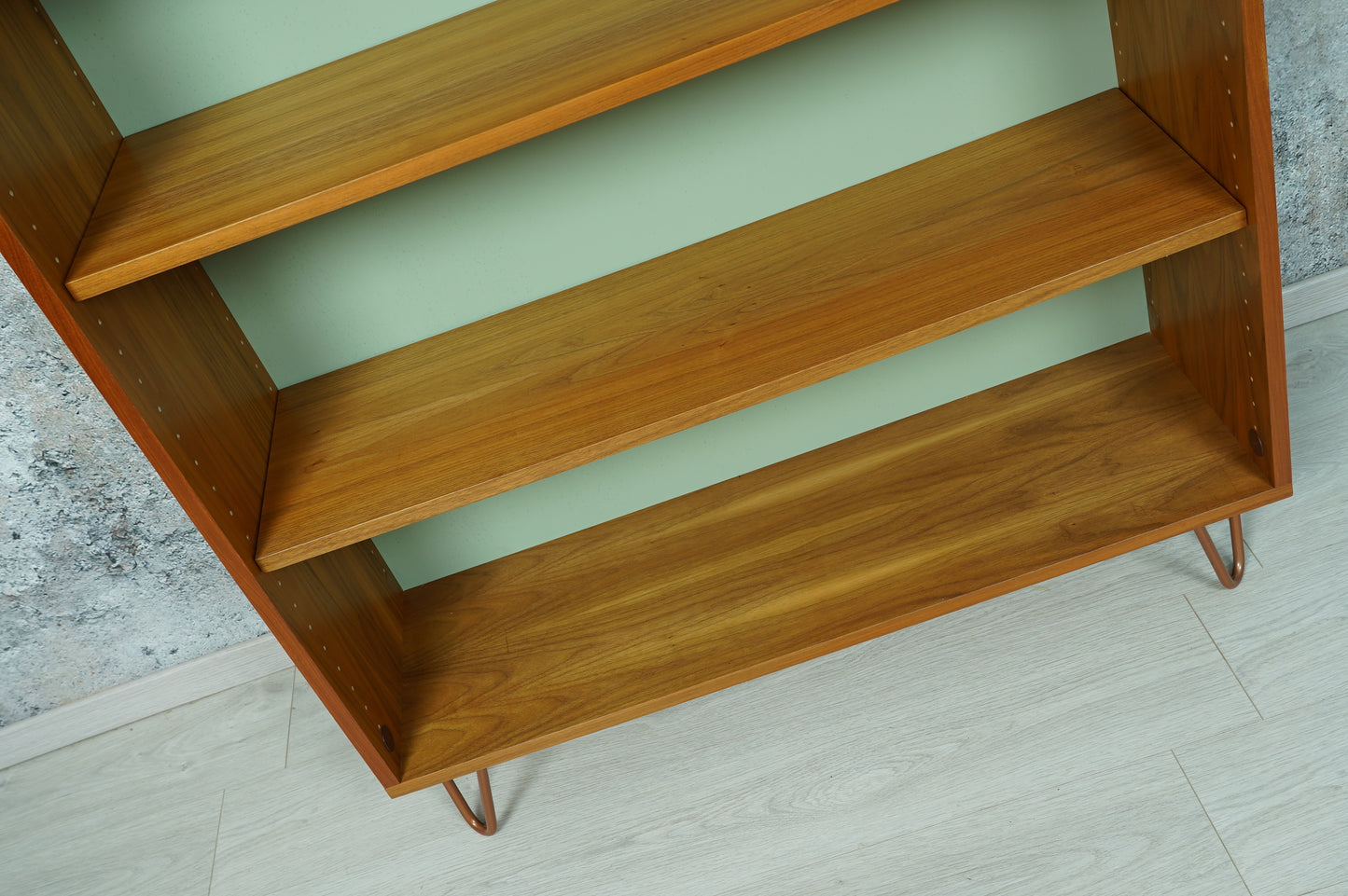 Nussbaum Regal / Bücherregal auf kupferfarbenen Hairpins