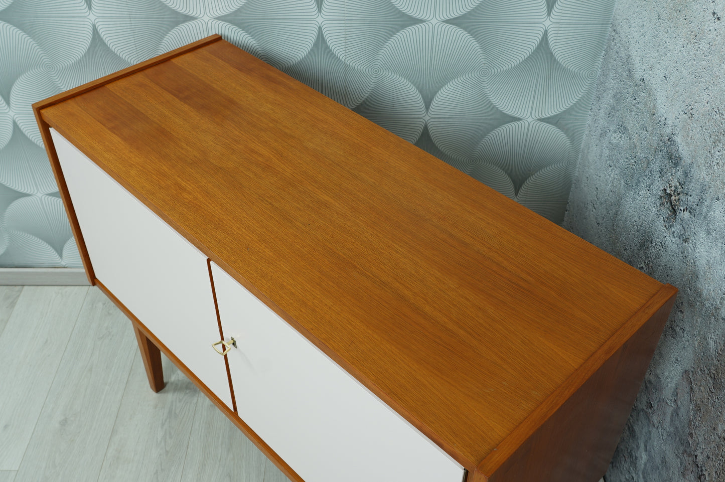 MidCentury Teak Kommode mit altrosa lackierten Schranktüren, 1970er