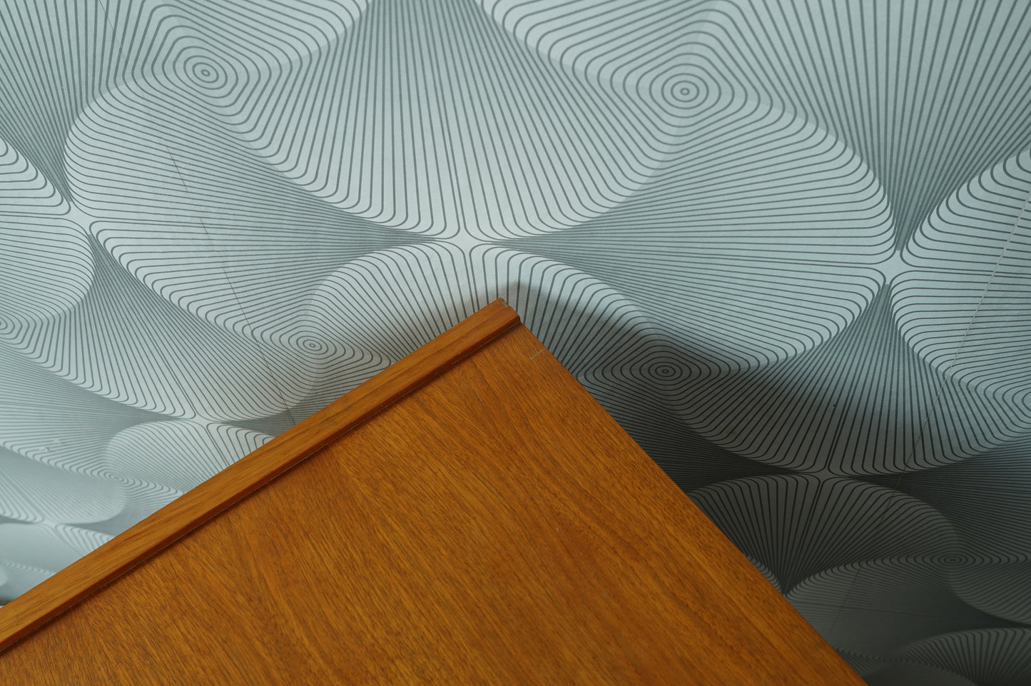 MidCentury Teak Kommode mit altrosa lackierten Schranktüren, 1970er