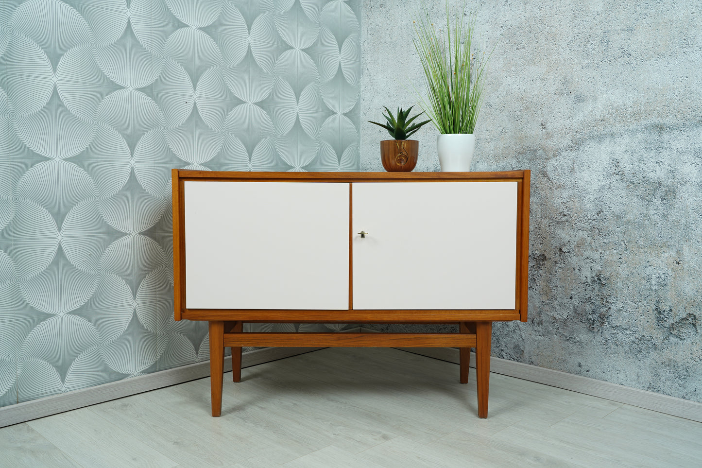 MidCentury Teak Kommode mit altrosa lackierten Schranktüren, 1970er