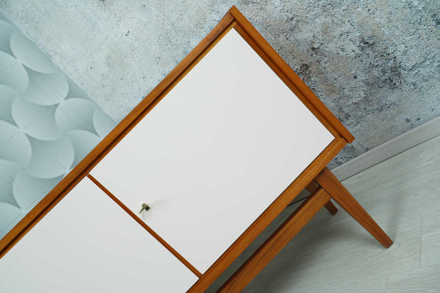 MidCentury Teak Kommode mit altrosa lackierten Schranktüren, 1970er