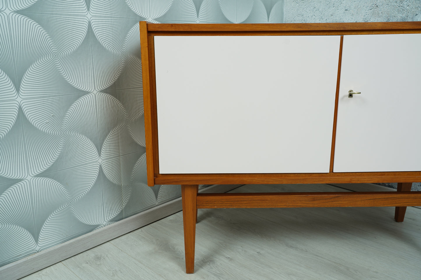 MidCentury Teak Kommode mit altrosa lackierten Schranktüren, 1970er