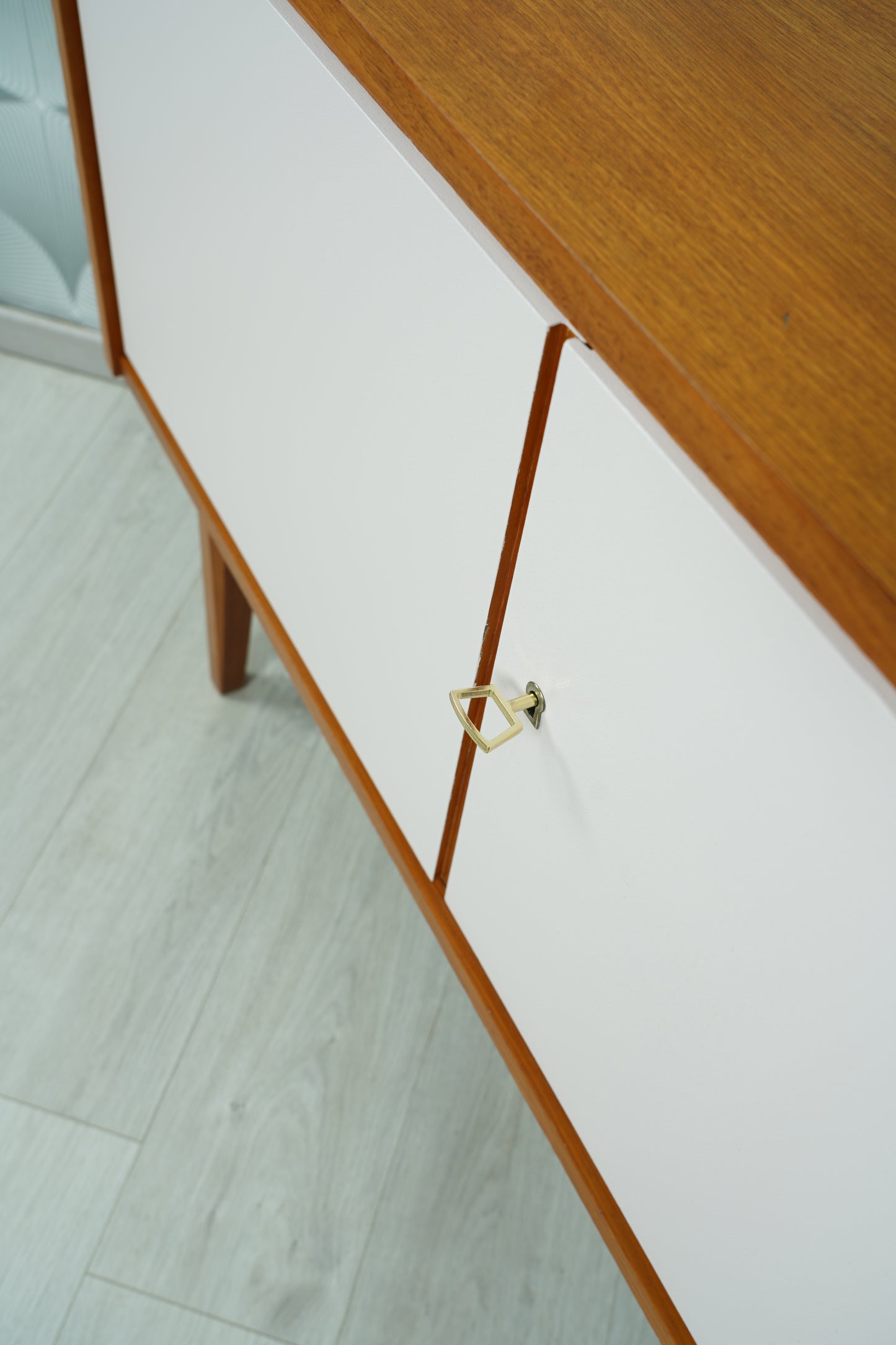 MidCentury Teak Kommode mit altrosa lackierten Schranktüren, 1970er