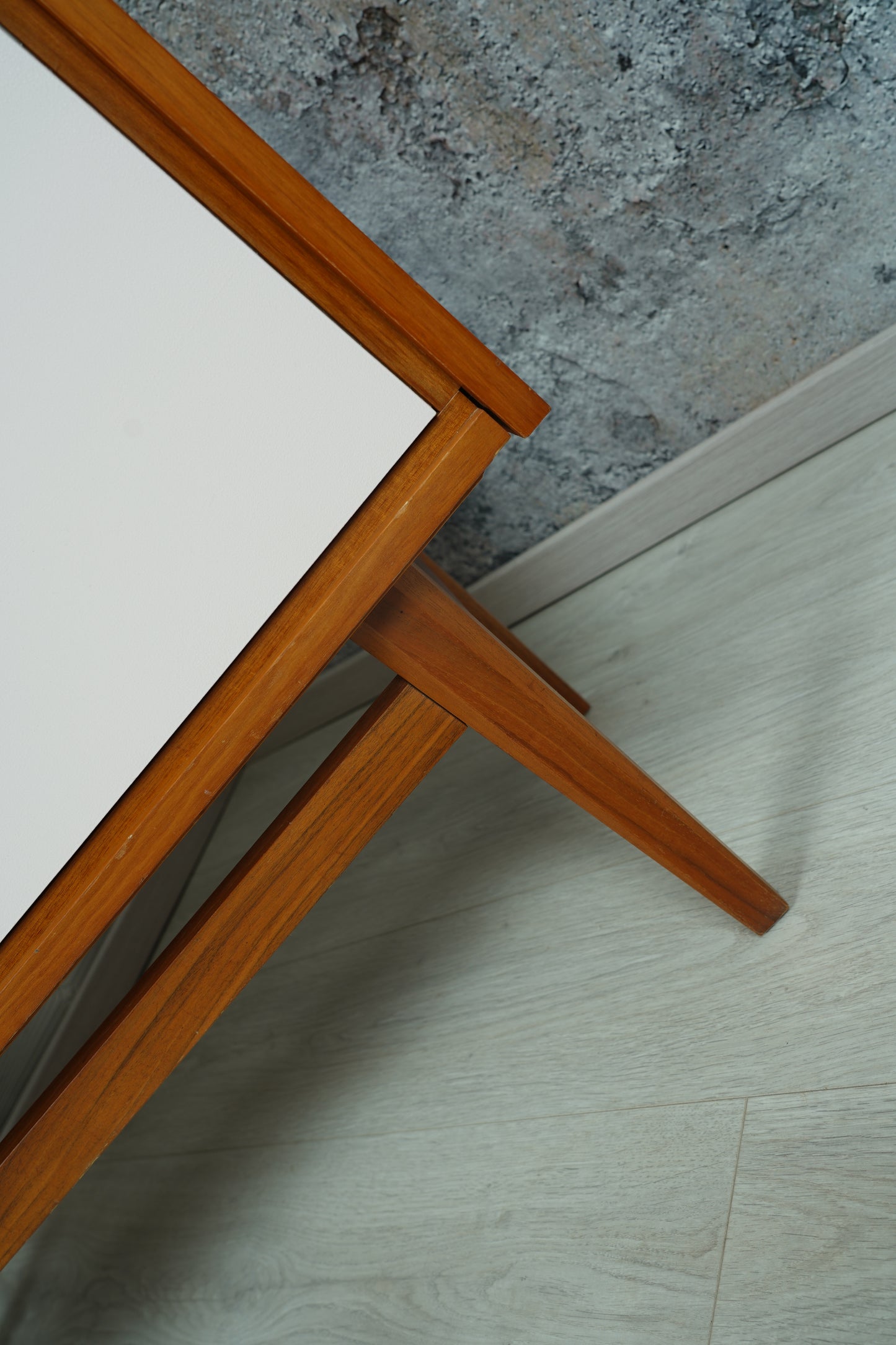 MidCentury Teak Kommode mit altrosa lackierten Schranktüren, 1970er