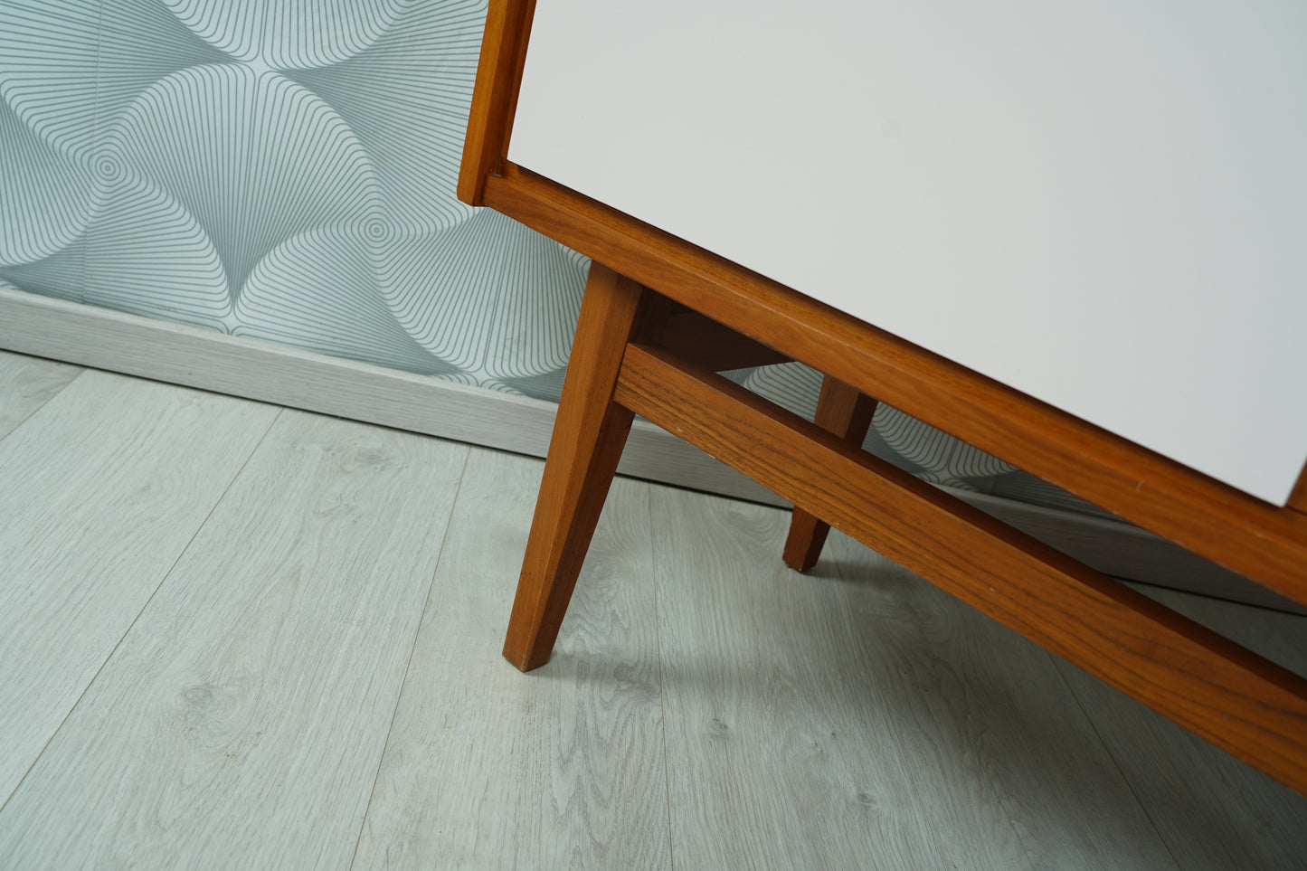 MidCentury Teak Kommode mit altrosa lackierten Schranktüren, 1970er