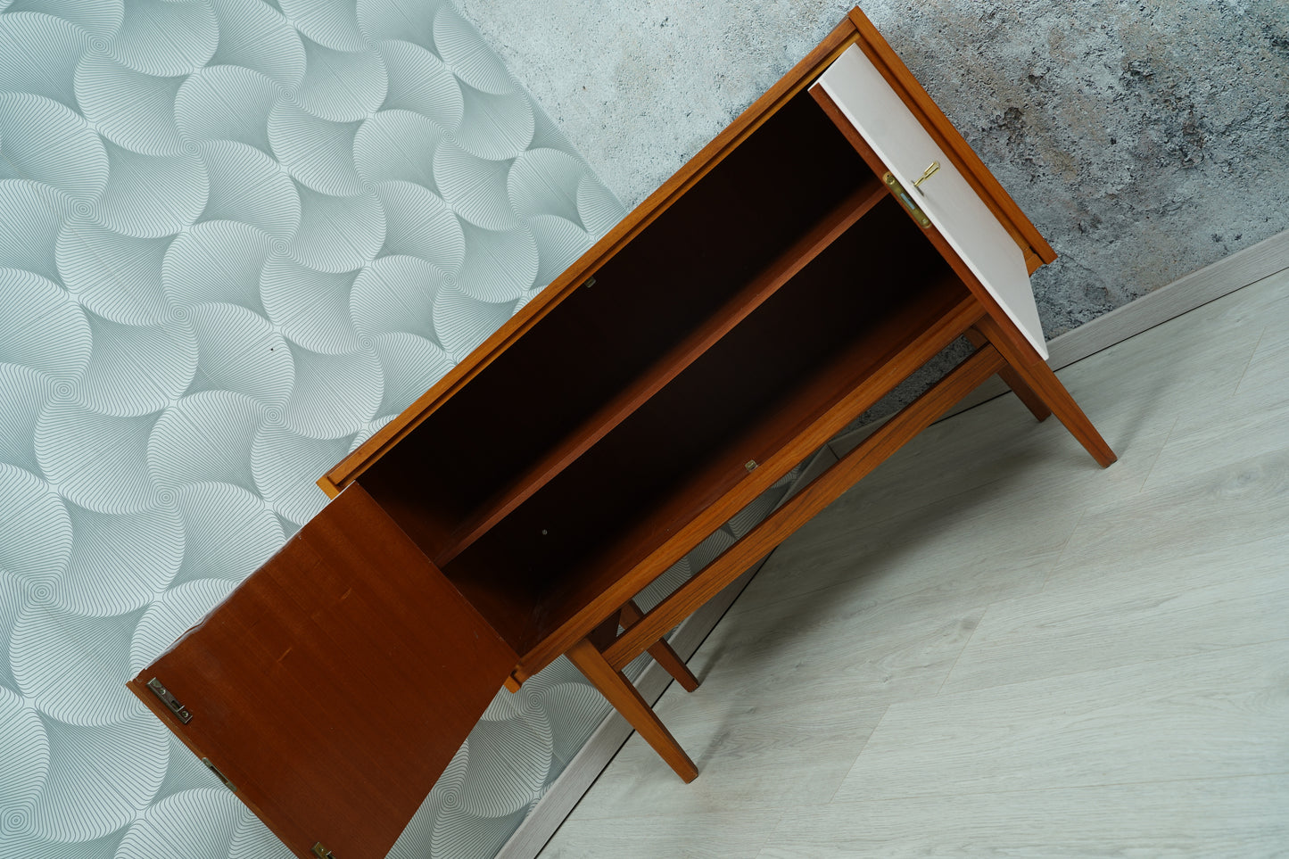 MidCentury Teak Kommode mit altrosa lackierten Schranktüren, 1970er