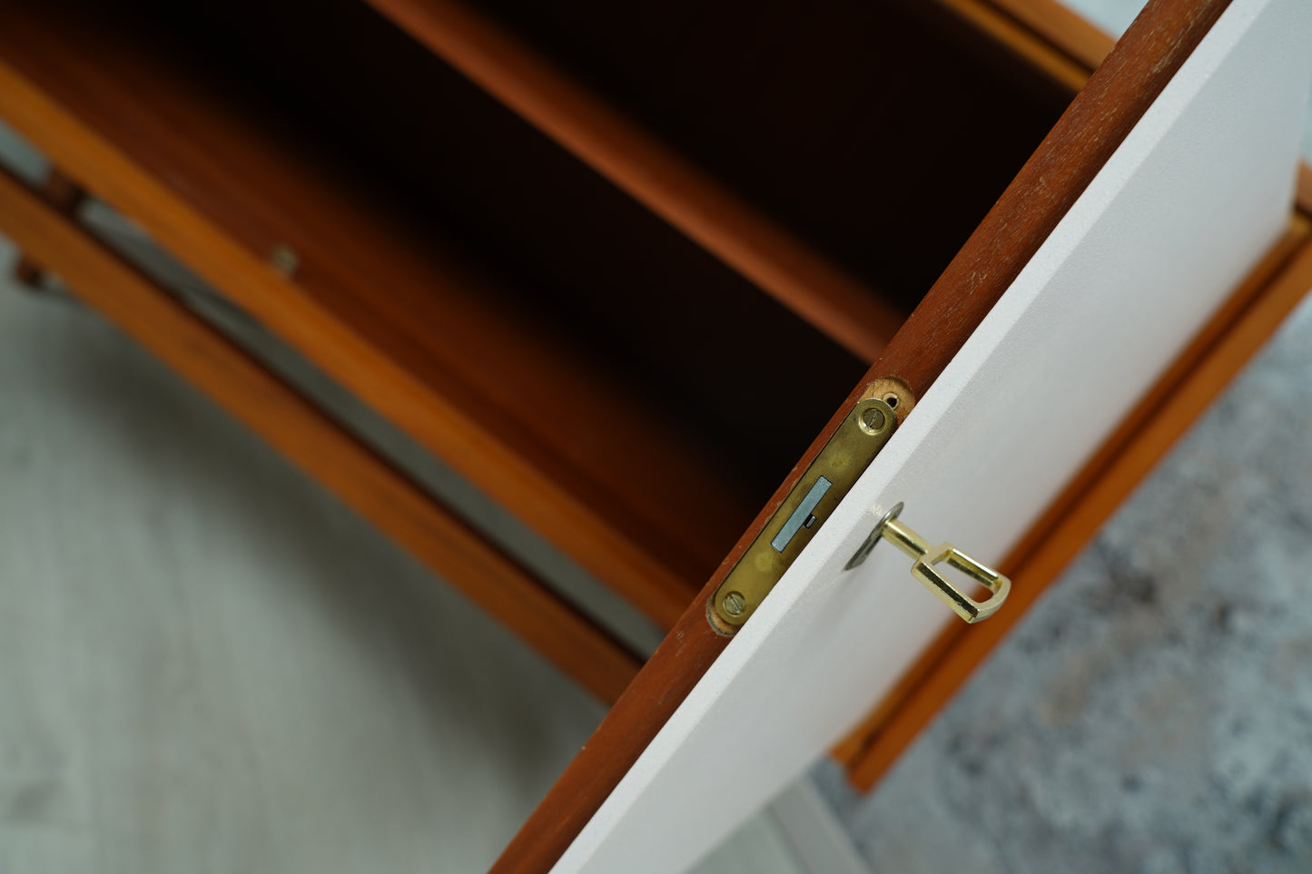 MidCentury Teak Kommode mit altrosa lackierten Schranktüren, 1970er