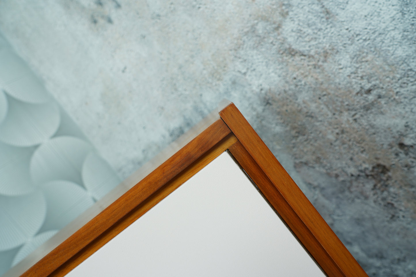 MidCentury Teak Kommode mit altrosa lackierten Schranktüren, 1970er