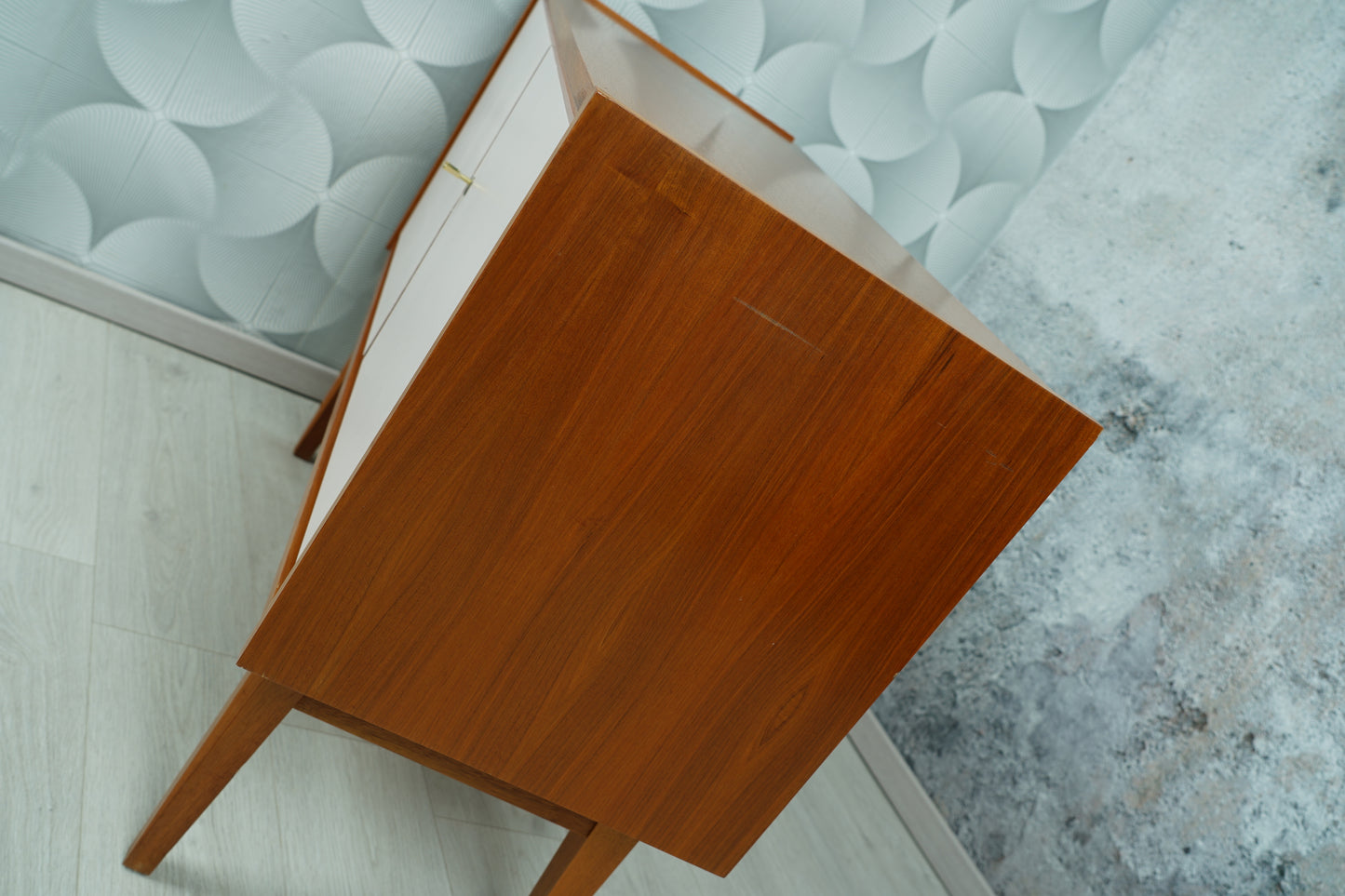 MidCentury Teak Kommode mit altrosa lackierten Schranktüren, 1970er