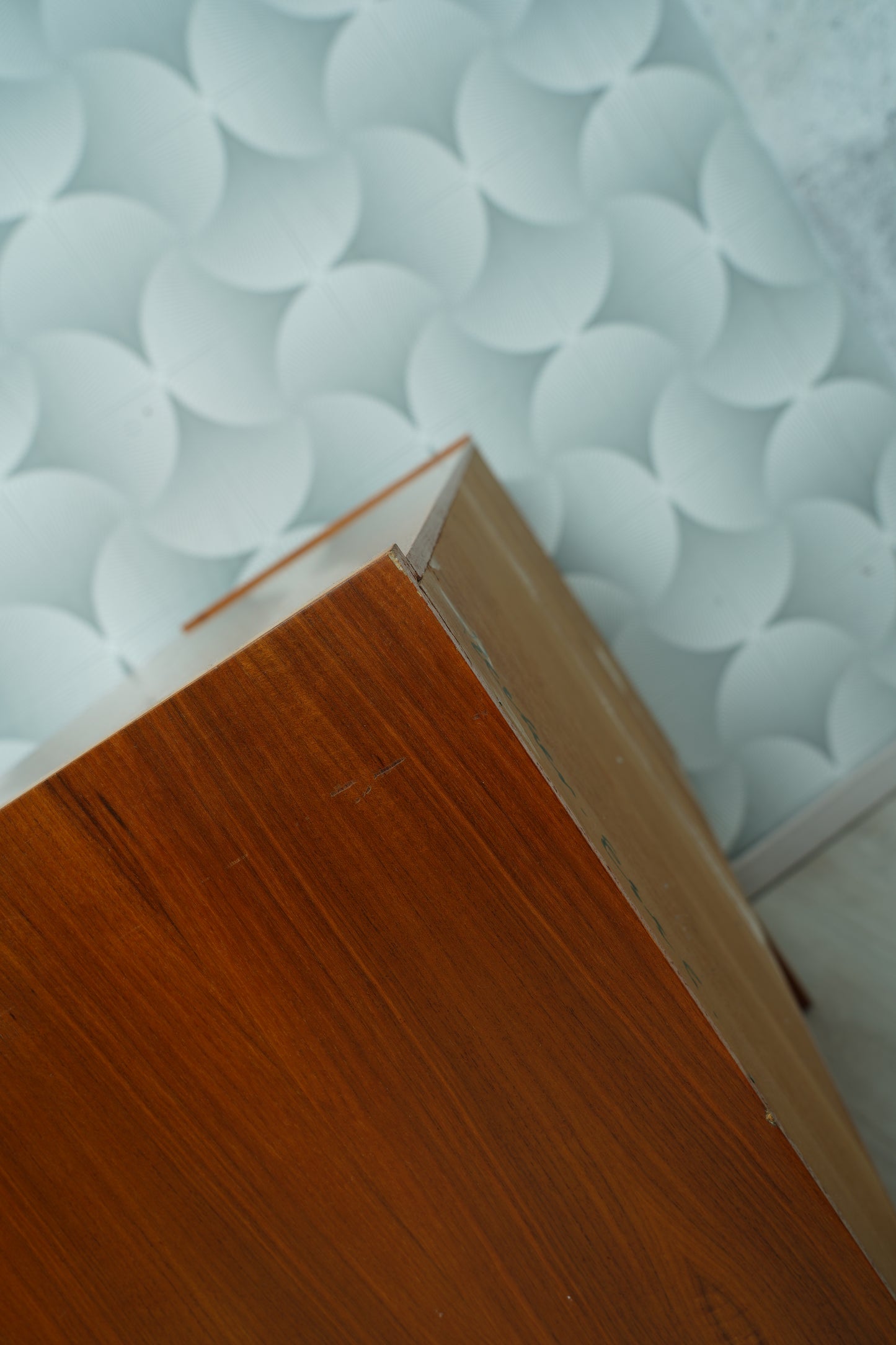 MidCentury Teak Kommode mit altrosa lackierten Schranktüren, 1970er
