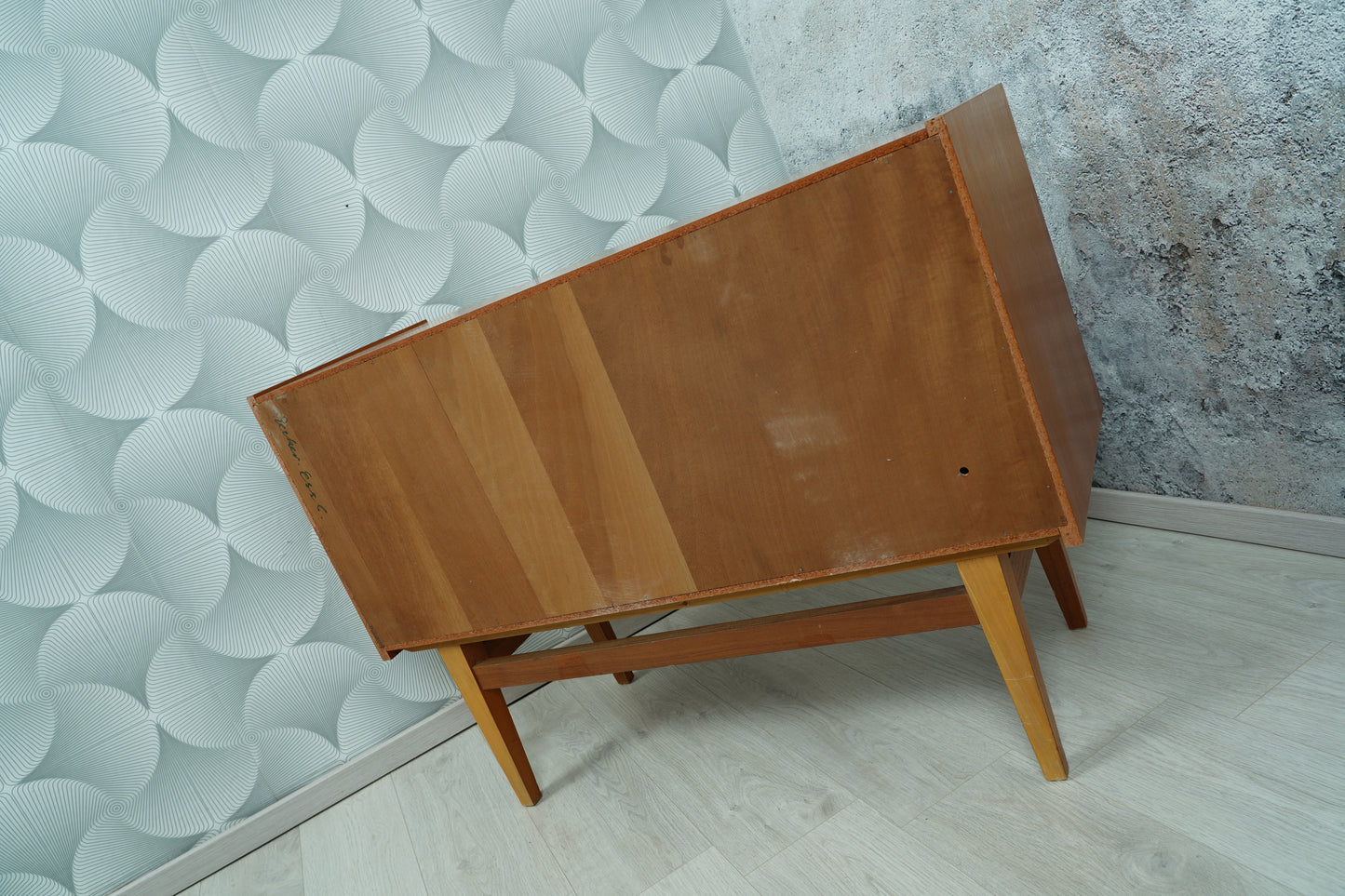 MidCentury Teak Kommode mit altrosa lackierten Schranktüren, 1970er