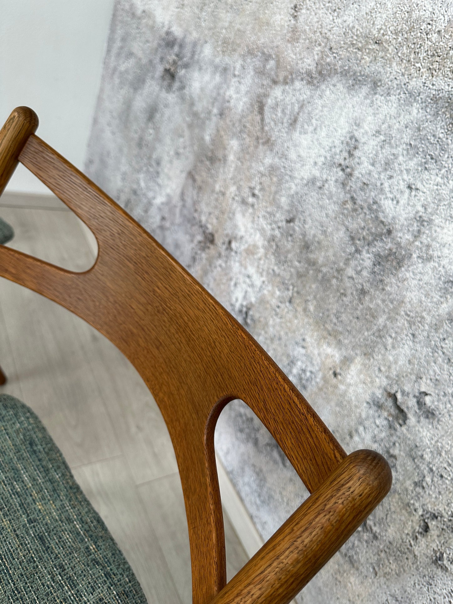 3er Set Hans Wegner Design Stühle / Sawbuck Chairs in Eichenholz