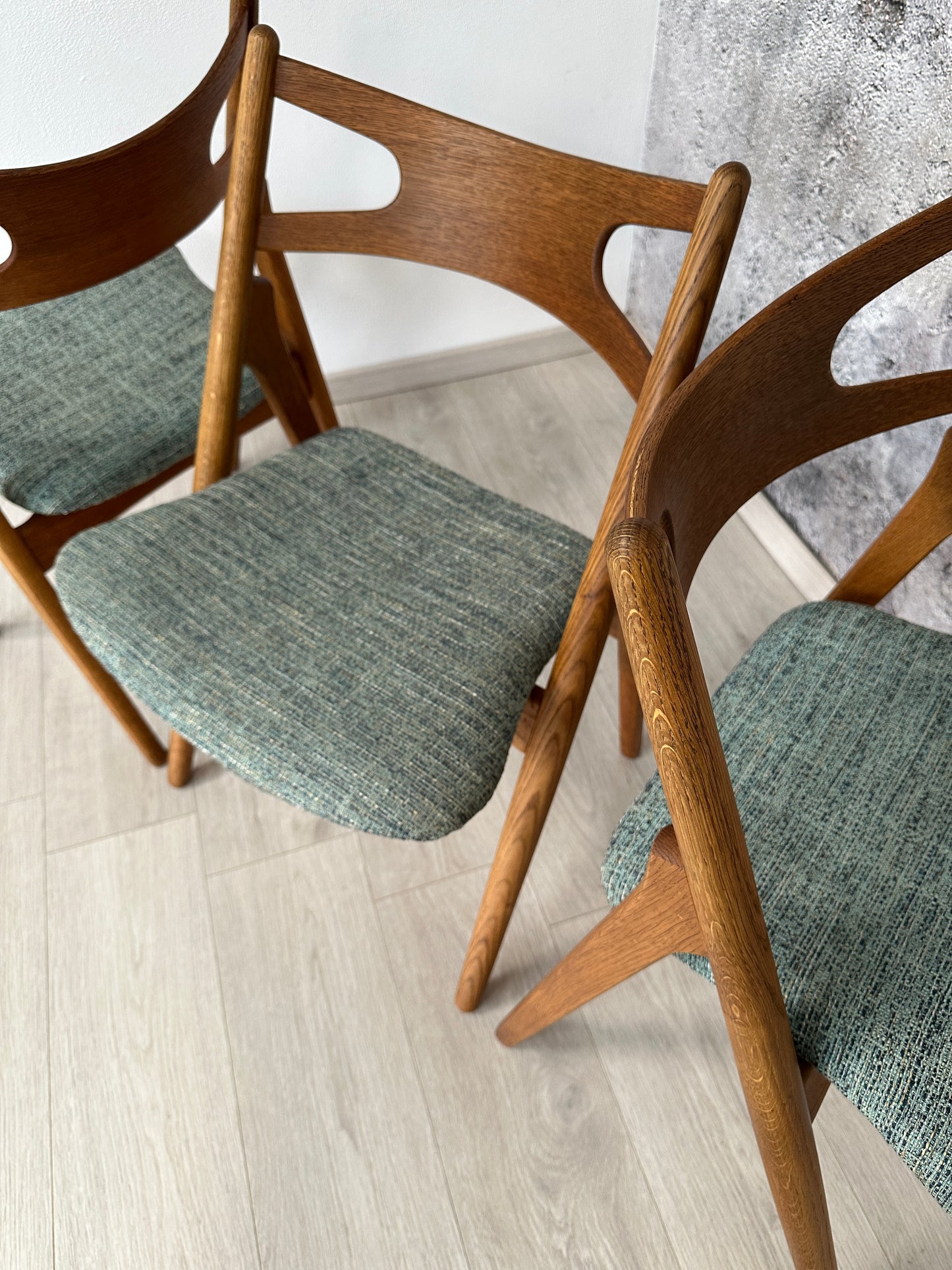 3er Set Hans Wegner Design Stühle / Sawbuck Chairs in Eichenholz